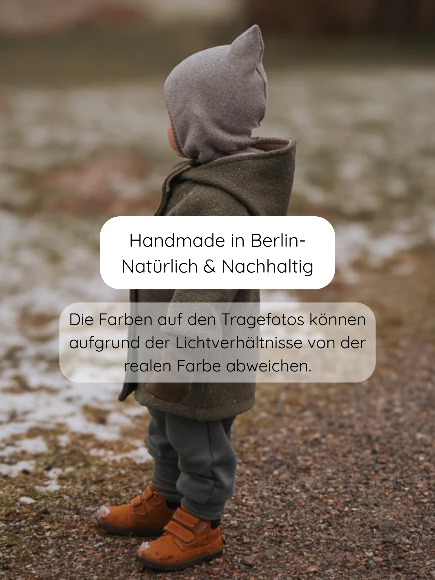 Kind in winterlicher Umgebung trägt die Knickerbocker Bio-Sweat - Taube, eine kuschelige, nachhaltige Hose aus weichem Bio-Sweatstoff, ideal für Bewegungsfreiheit und Komfort, handgefertigt in Berlin.