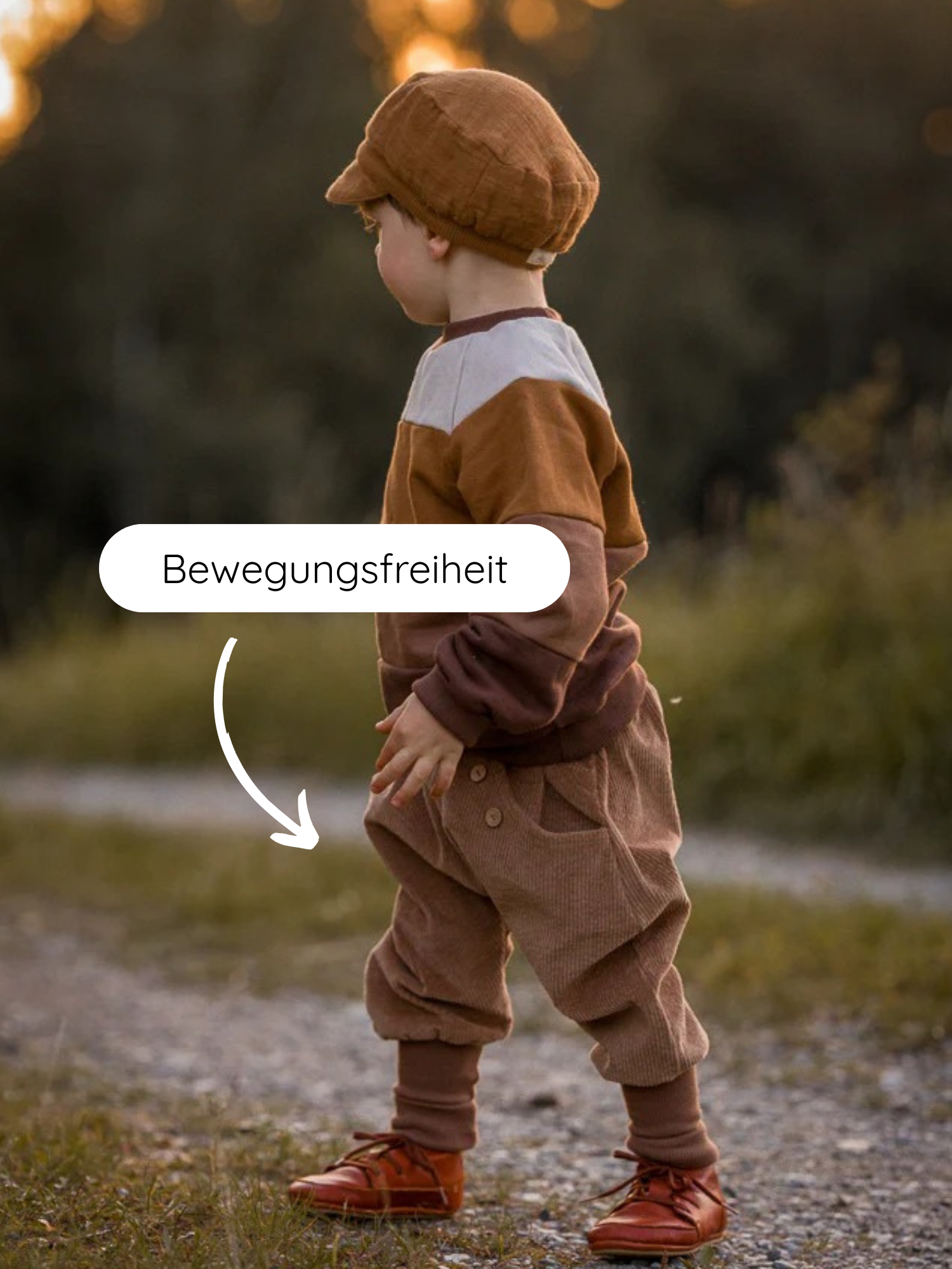 Kleinkind in Knickerbocker Breitcord Stretch - Weizen auf Kiesweg: Weiche, geräumige Hose für Bewegungsfreiheit, ideal für aktive Kinder. Handgemacht in Berlin, perfekt für kühlere Tage.