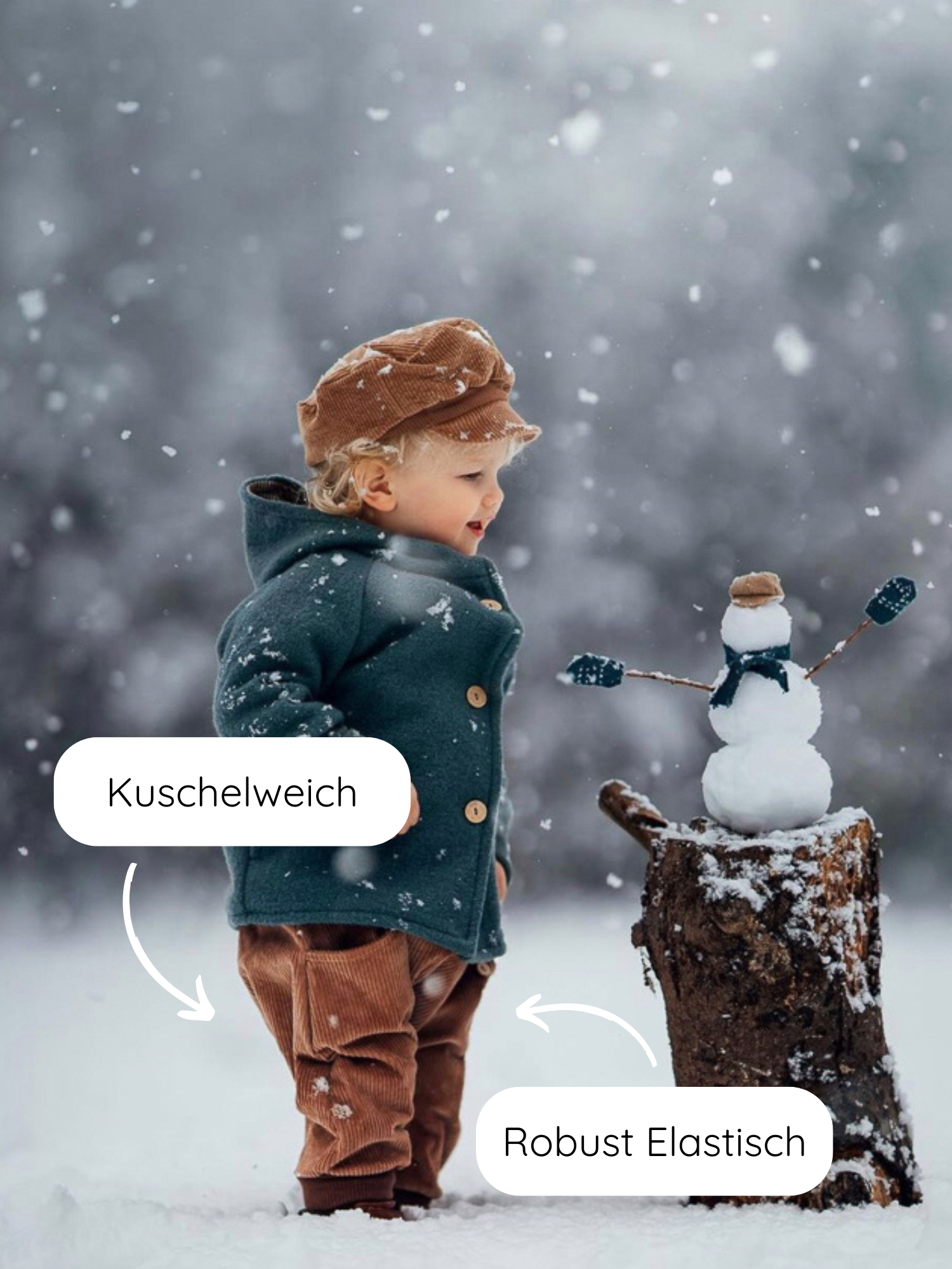 Kleinkind im Schnee mit Knickerbocker Breitcord Stretch - Weizen, kuschelweich und robust. Neben ihm ein kleiner Schneemann auf Baumstumpf. Fokus auf die elastische, strapazierfähige Hose für aktive Kinder.