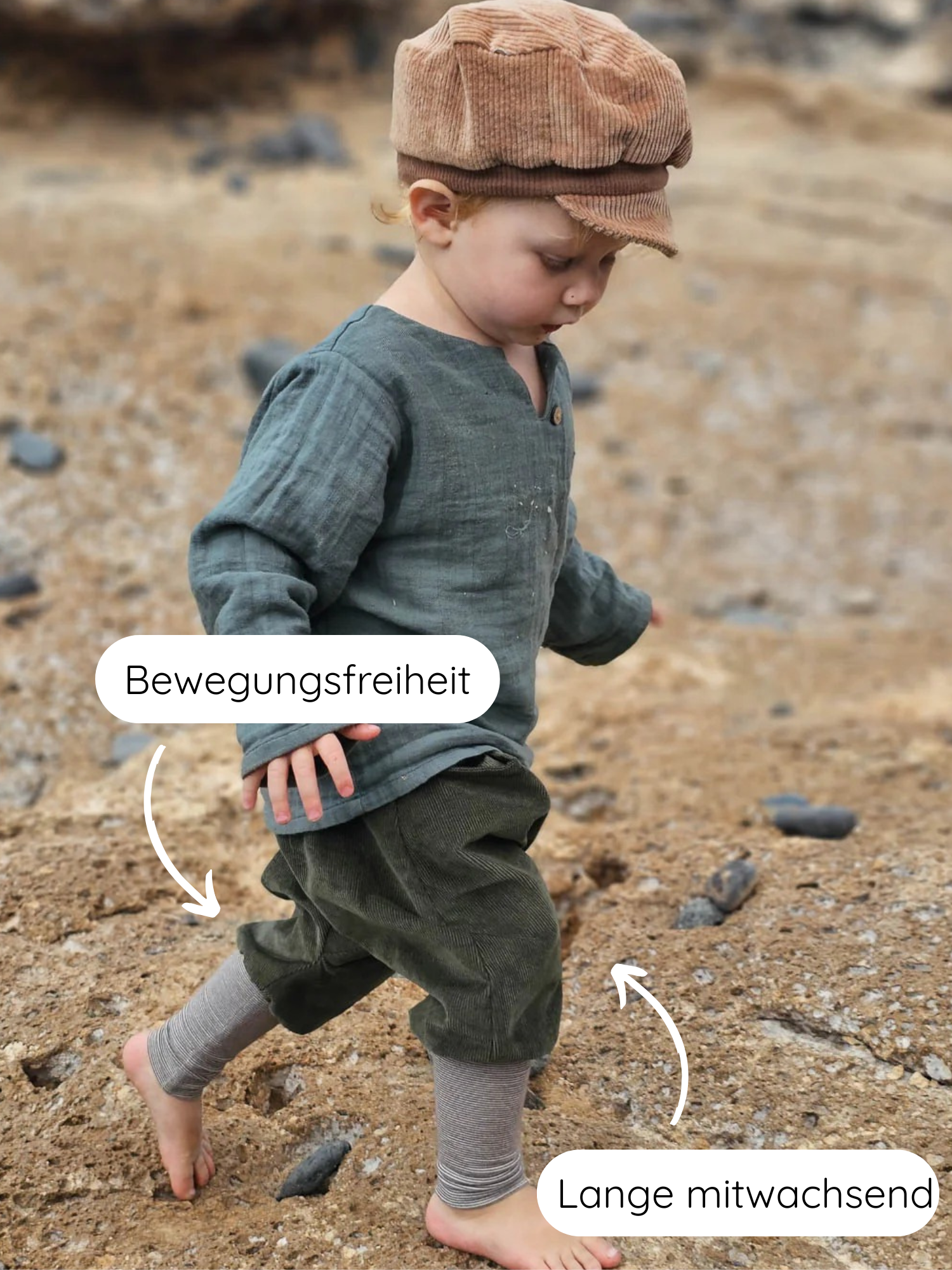 Kind geht am Ufer, trägt Knickerbocker Feincord Ringel - Avocado. Weiche, elastische Feincordhose mit Ringelbündchen, bietet Bewegungsfreiheit, wächst lange mit. Ideal für aktive Kinder, fair handgemacht in Berlin.