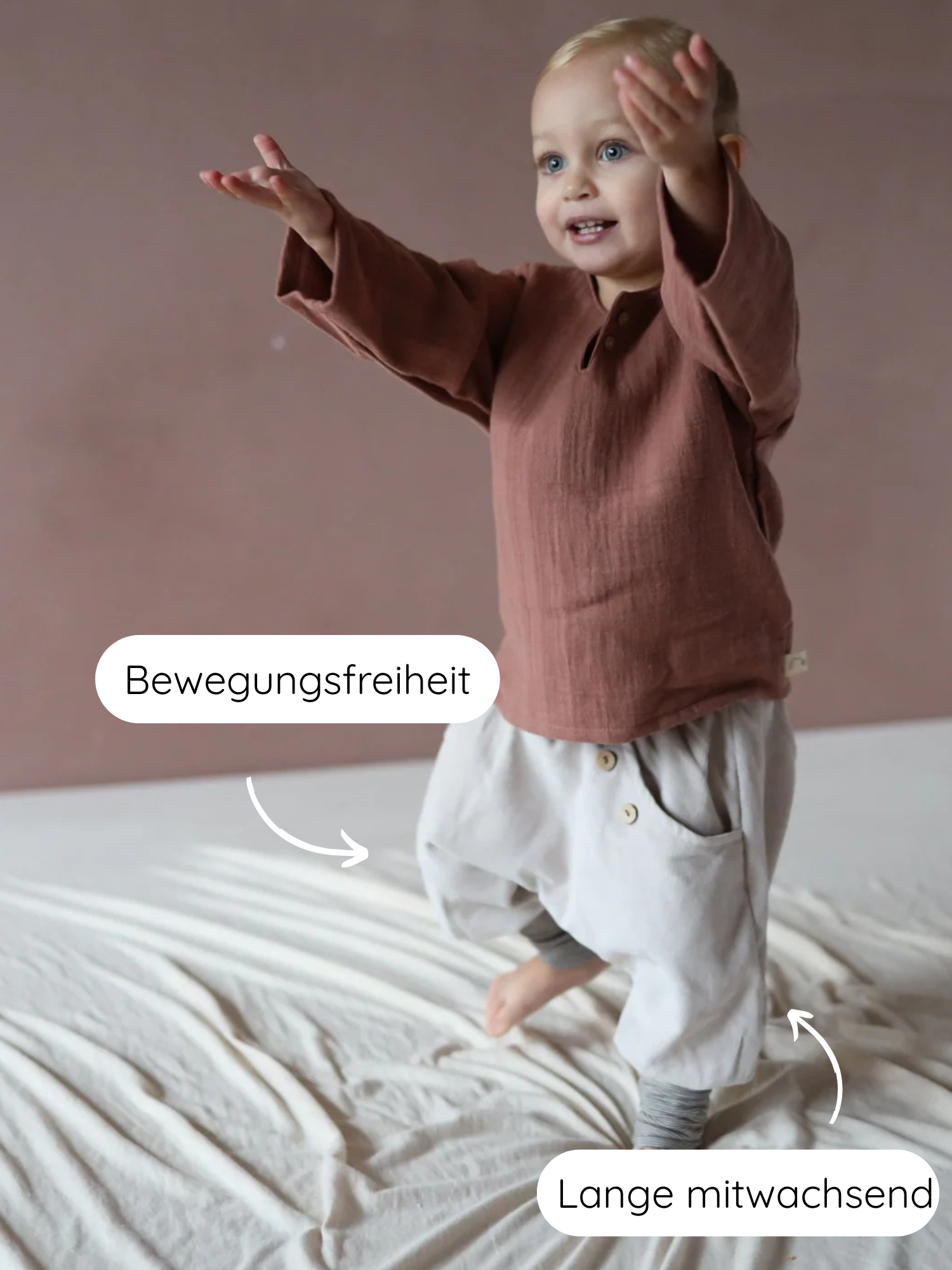 Kleinkind in rustbraunem Oberteil und Knickerbocker Feincord Ringel - Sand, präsentiert Bewegungsfreiheit und mitwachsendes Design. Perfekt für aktive Entdecker:innen, gefertigt aus weichem, robustem Feincord in Berlin.