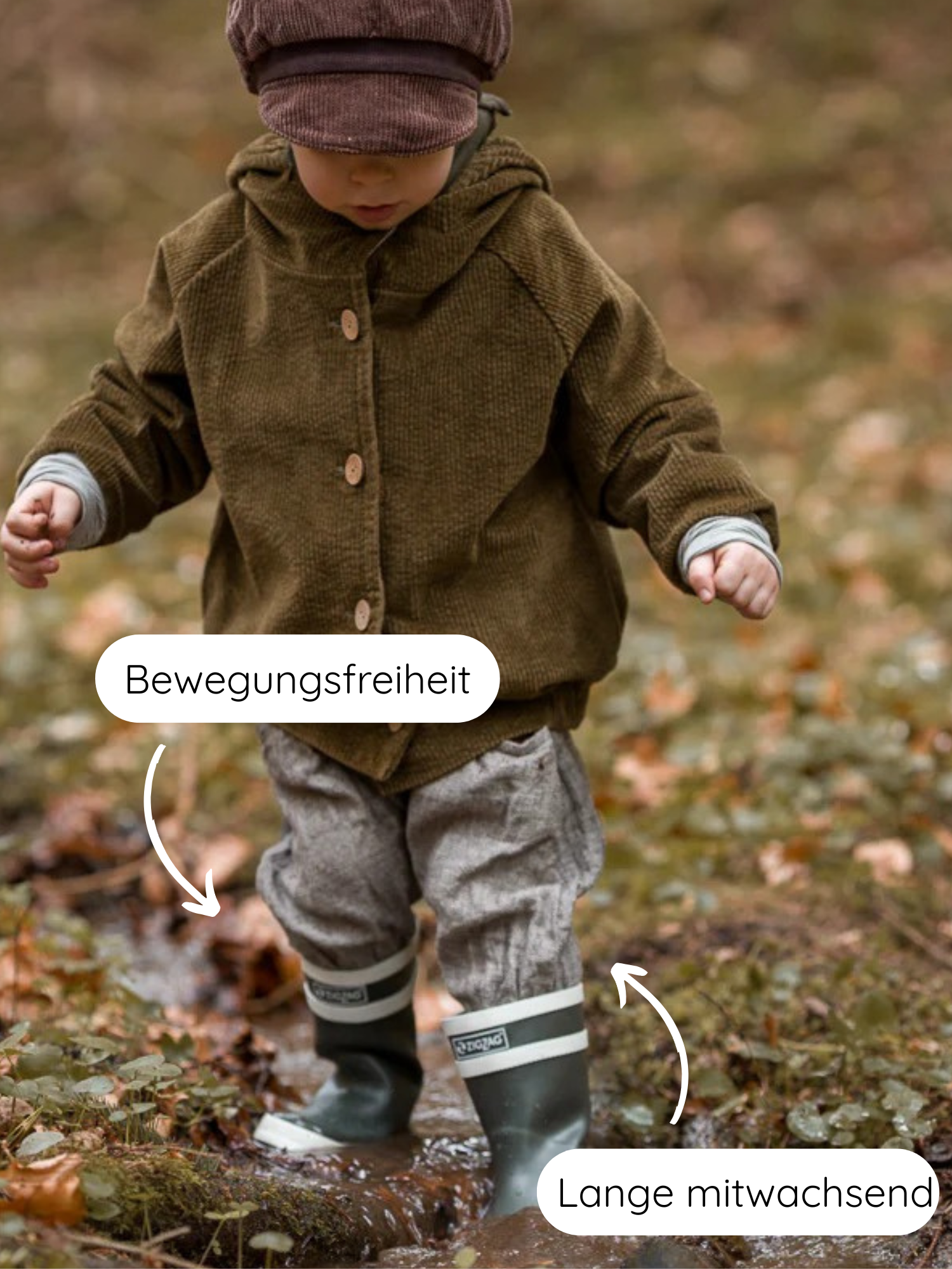Ein Kleinkind in einer braunen Jacke trägt Knickerbocker Fischgrat aus Baumwoll-Leinen-Mix, passend zu dunkelgrünen Gummistiefeln, die Bewegungsfreiheit und eine lange Passform bieten.