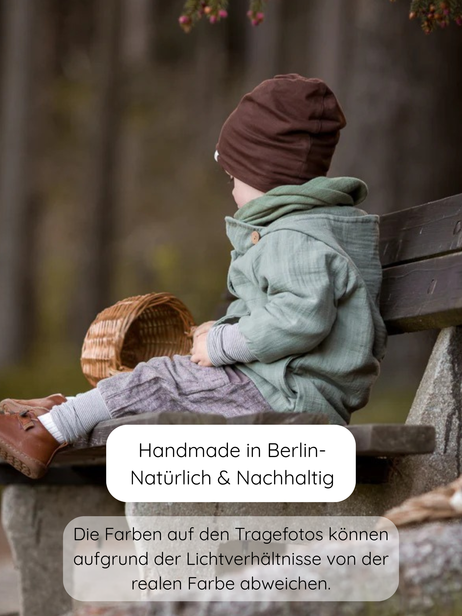 Kind im Profil sitzt auf Bank, trägt Knickerbocker Fischgrat aus Baumwoll-Leinen-Mix, ideal für Entdecker. Elastischer Bund, bequem und robust, perfekt für kühlere Tage. Handgefertigt in Berlin.