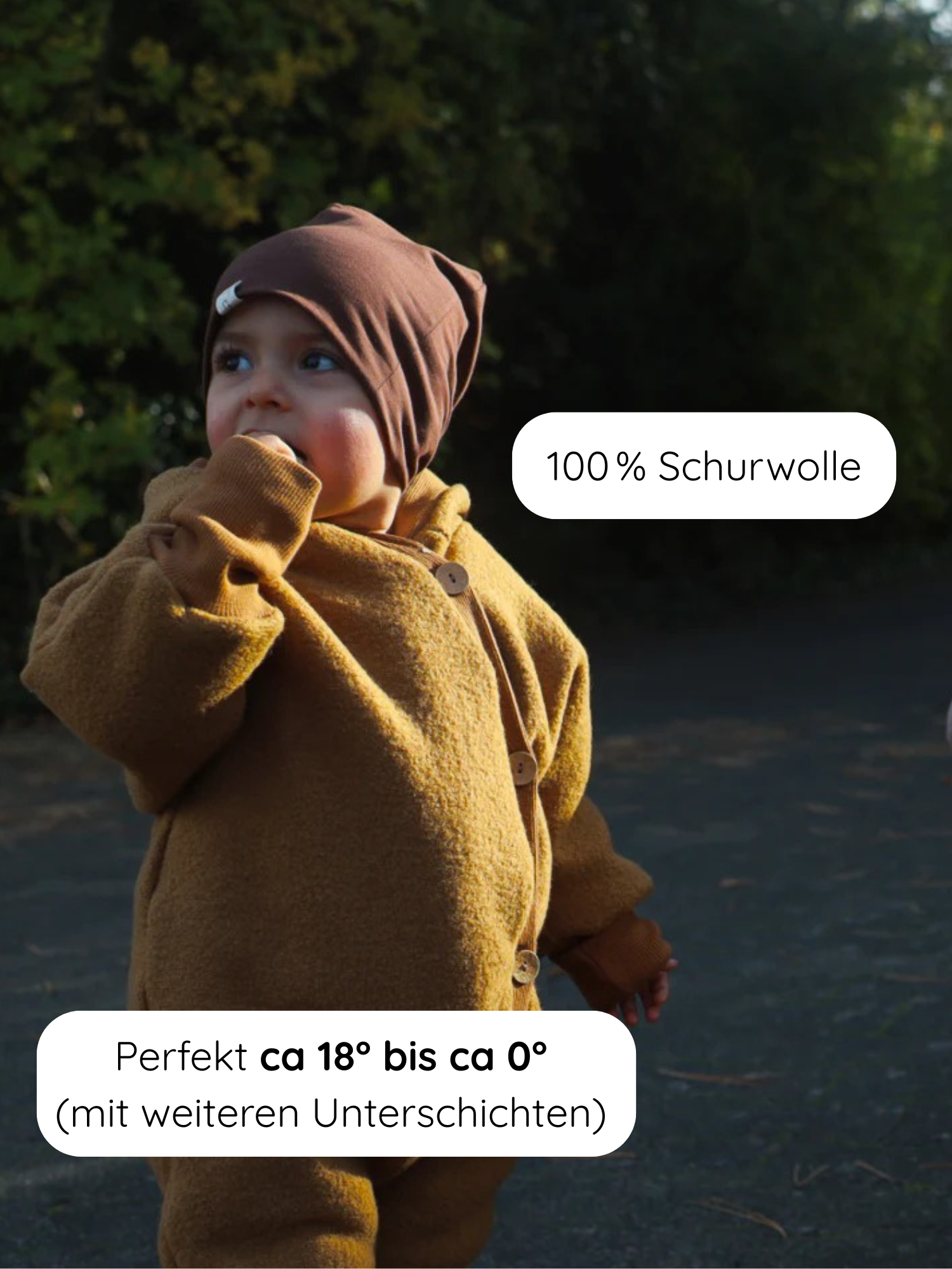 Kleinkind in Kuschelanzug Wollwalk - Honig: ein mustardgelber Wolloverall mit brauner Wollmütze, ideal für Temperaturen von 18 °C bis 0 °C, mit Baumwollfutter für Komfort und Bewegungsfreiheit.