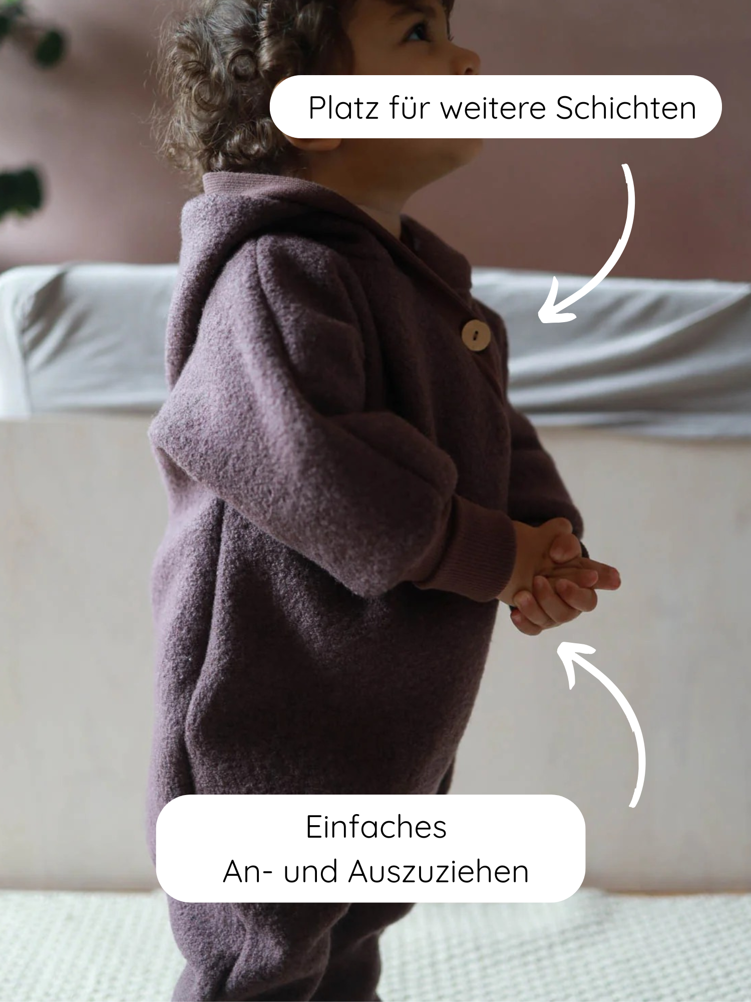 Kuschelanzug Wollwalk - Malve mit großzügigem Schnitt, ideal für Bewegungsfreiheit und Stoffwindeln.