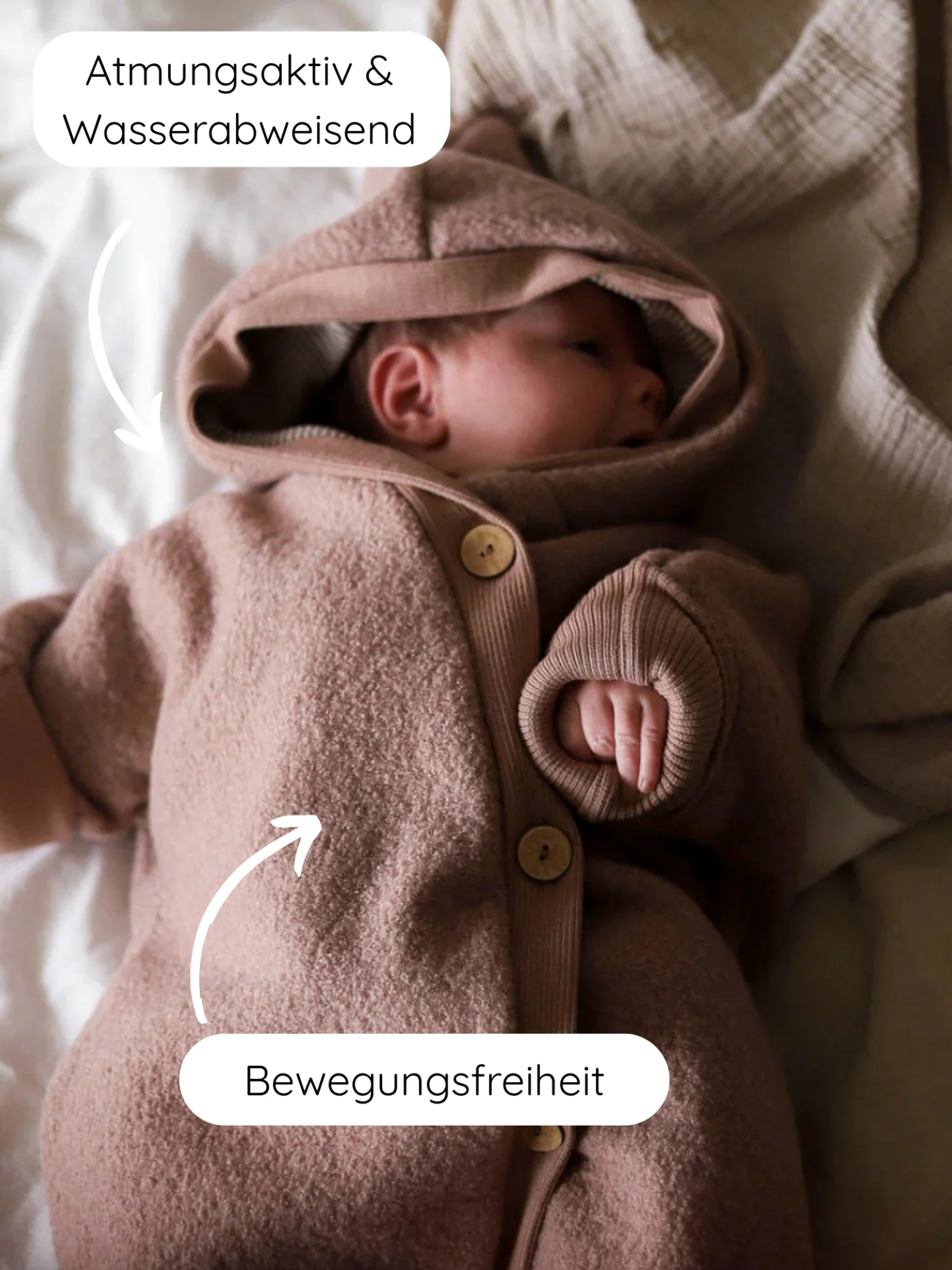 Baby in einem Kuschelanzug Wollwalk - Puder aus 100% Schurwolle, mit Holzkopfknöpfen, atmungsaktiv, wasserabweisend und bewegungsfreundlich, perfekt für jede Jahreszeit, handgefertigt in Berlin.
