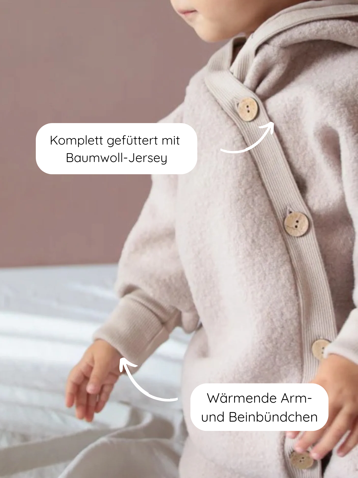 Baby in Kuschelanzug Wollwalk - Sand mit durchgehender Knopfleiste aus Holzknöpfen. Der Overall ist vollständig mit Baumwoll-Jersey gefüttert und hat wärmende Arm- und Beinbündchen für optimalen Schutz.