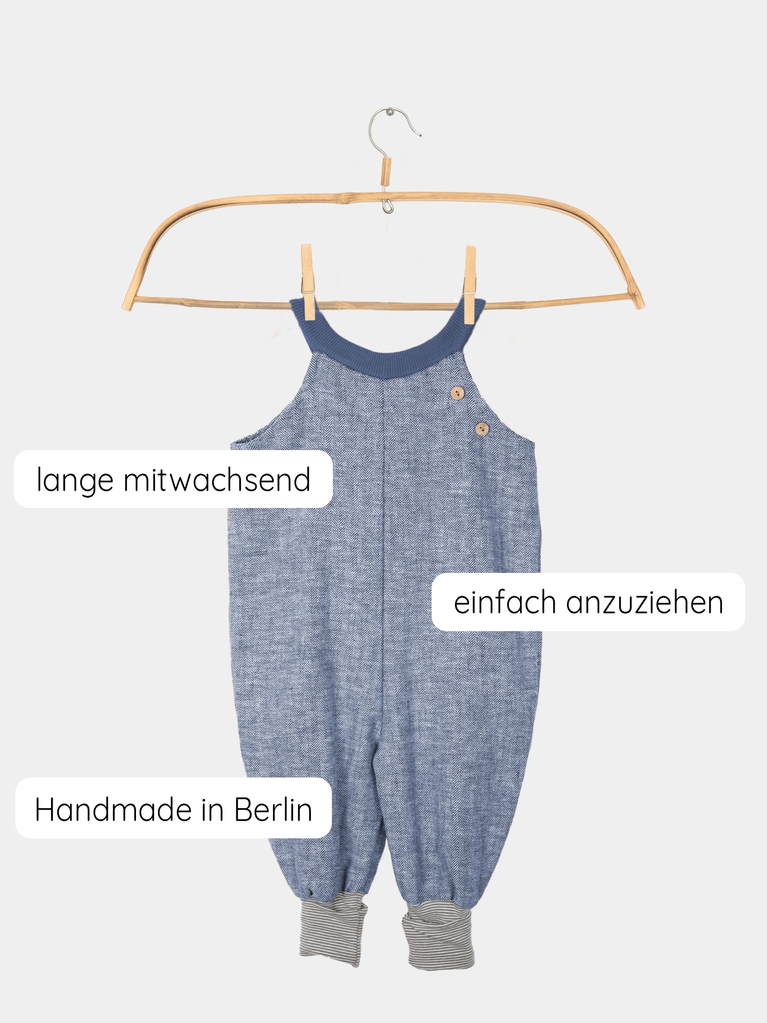 Schlupflatzhose aus Fischgrat Blaubeere auf einem Kleiderbügel, gefertigt aus robustem Leinen-Baumwoll-Mix mit gestreiften Jerseybündchen, ideal für Alltag und festliche Anlässe.