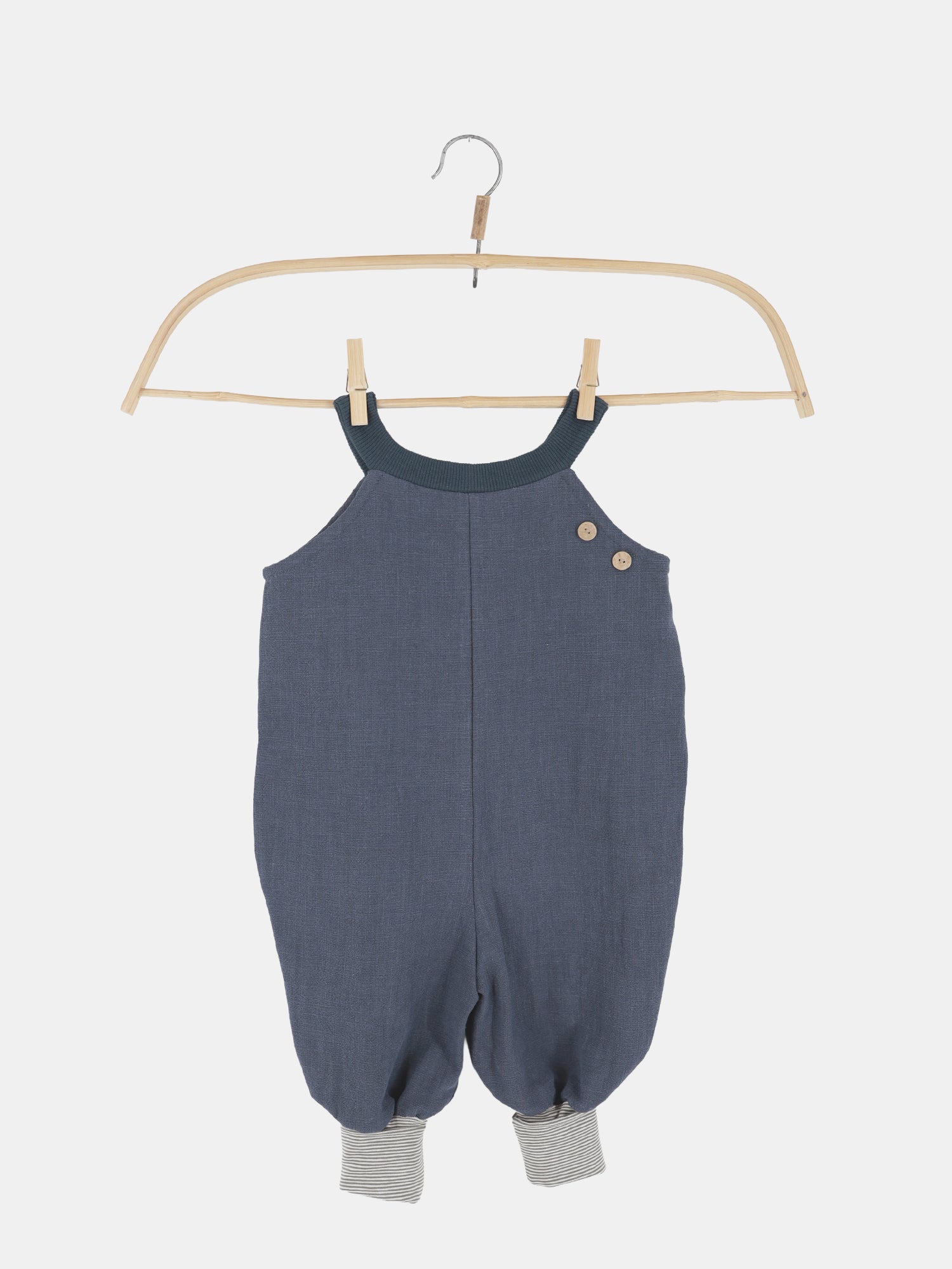 Schlupflatzhose Leinen - Blaubeere: Handgenähte Hose aus robustem Leinen mit krempelbaren Bio-Jerseybündchen, ideal für Alltag und festliche Anlässe, bequem und einfach anzuziehen. Perfekt kombinierbar mit Wickelshirt oder Loopbody.