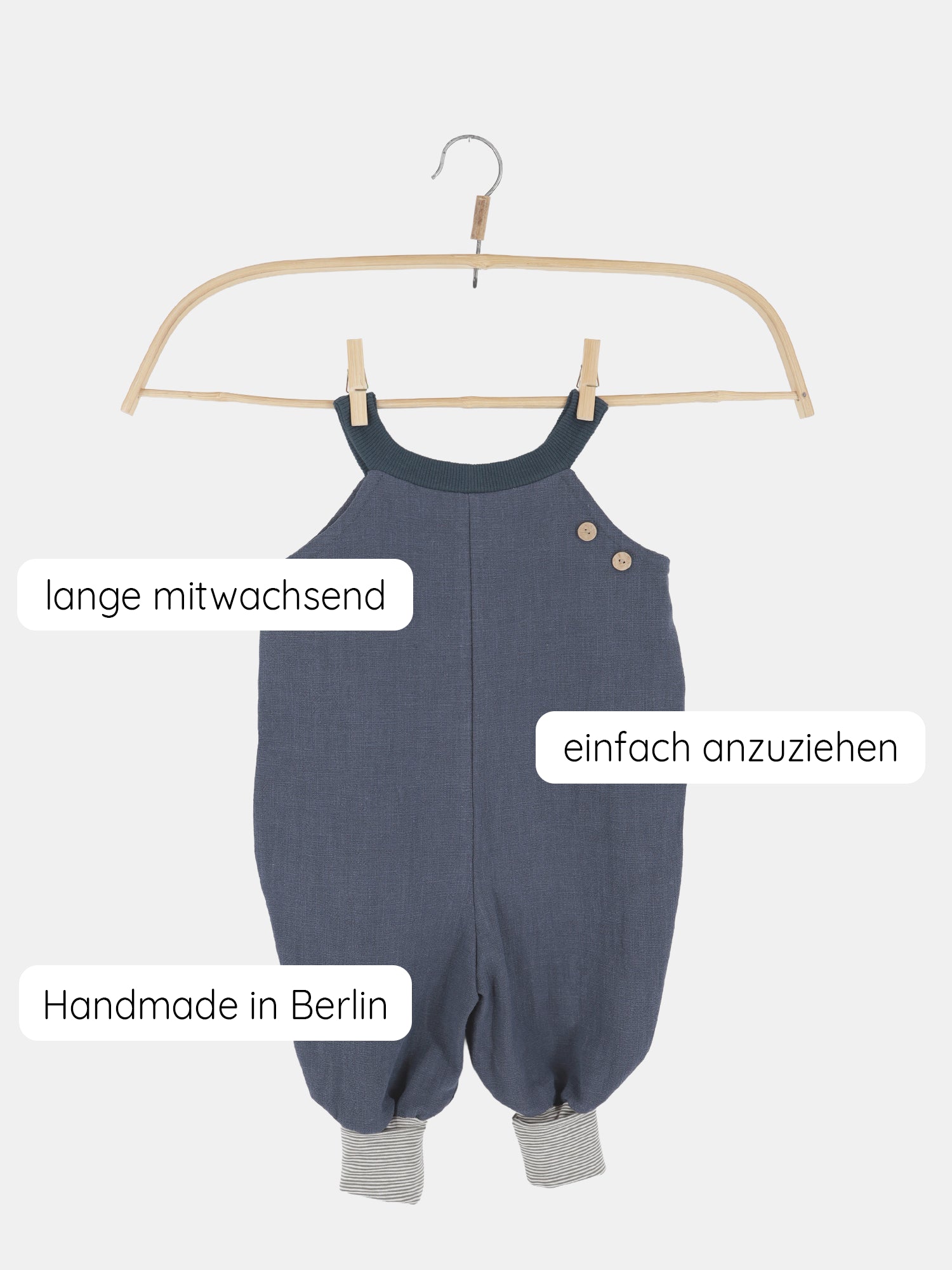 Schlupflatzhose Leinen - Blaubeere: Bequeme, handgenähte Latzhose aus robustem Leinen mit krempelbaren Bio-Jerseybündchen, ideal für Alltag und festliche Anlässe. Perfekt kombinierbar mit Wickelshirt oder Musselin Hemdchen.