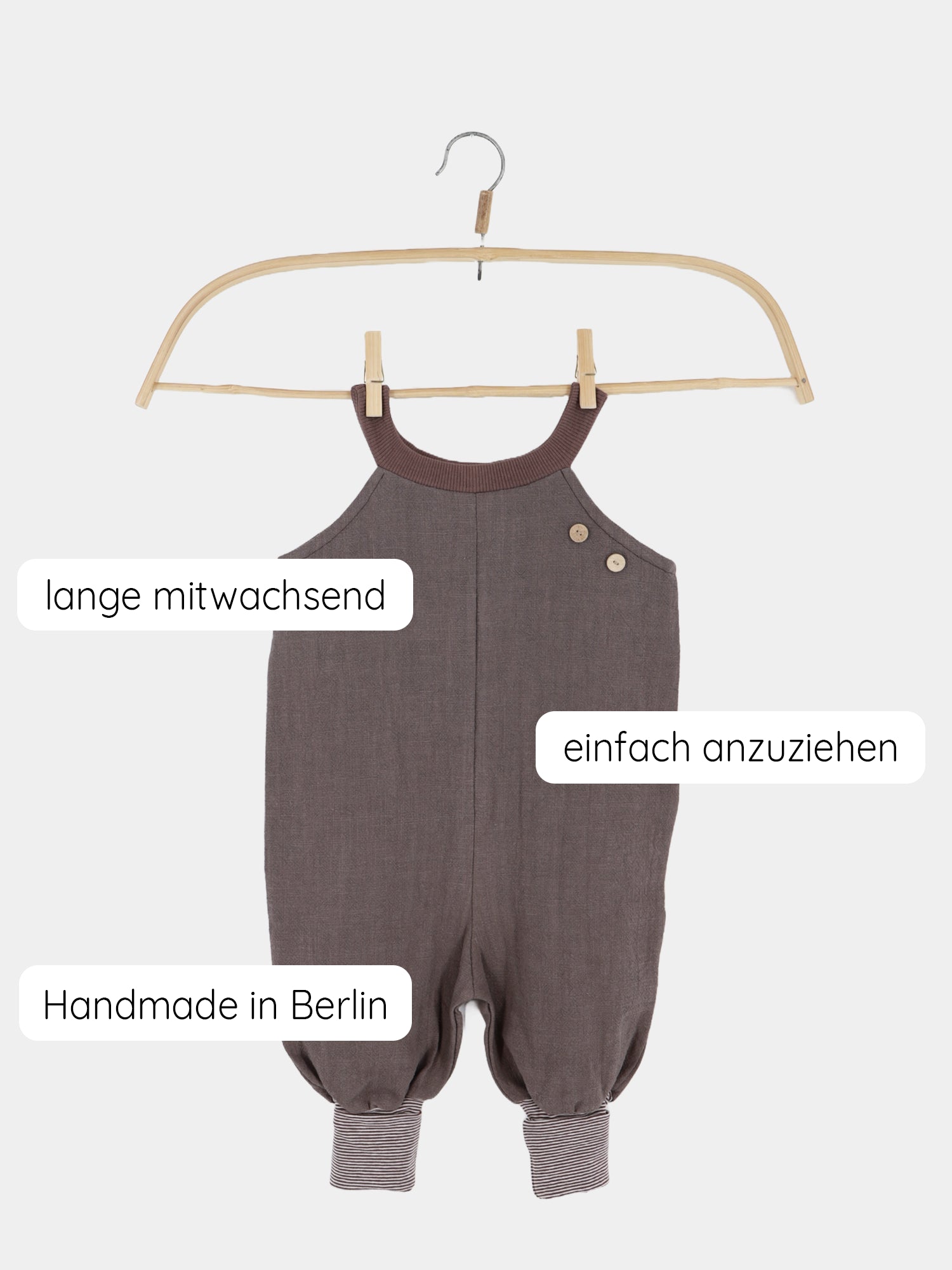 Schlupflatzhose Leinen - Erde: Handgenähte Latzhose aus robustem Leinen mit Bio-Jerseybündchen zum Krempeln, ideal für Alltag und Feste. Bequem und flexibel, perfekt kombinierbar mit Wickelshirt oder Musselin Hemdchen.