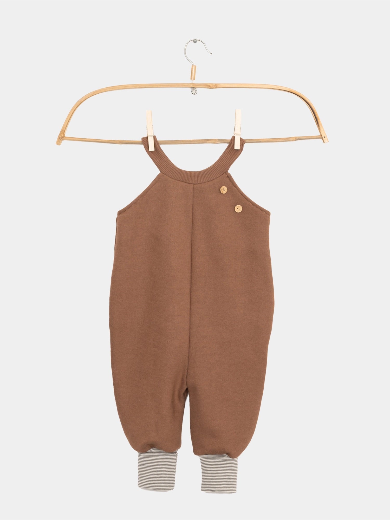 Latzhose Sweat Nougat Gr. 6M, eine neue Baby-Latzhose, präsentiert sich mit weichem Sweatstoff und verstellbaren Trägern, ideal für Komfort und Bewegungsfreiheit.