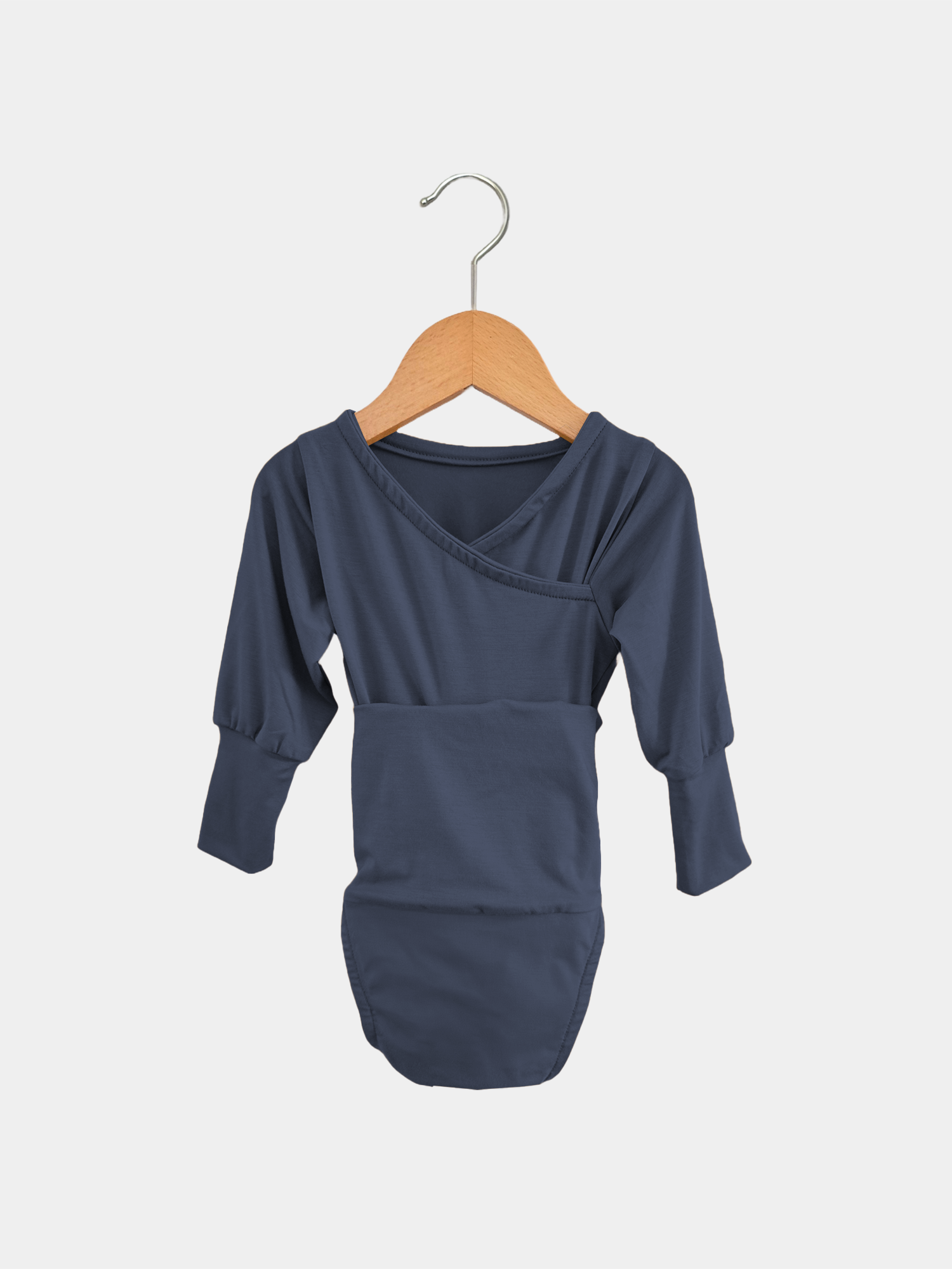 Loopbody Bambus - mitwachsender Babybody - Blaubeere, hängt an einem Holzbügel. Der bequeme Body passt sich dem Babywachstum an und schützt vor Zugluft.