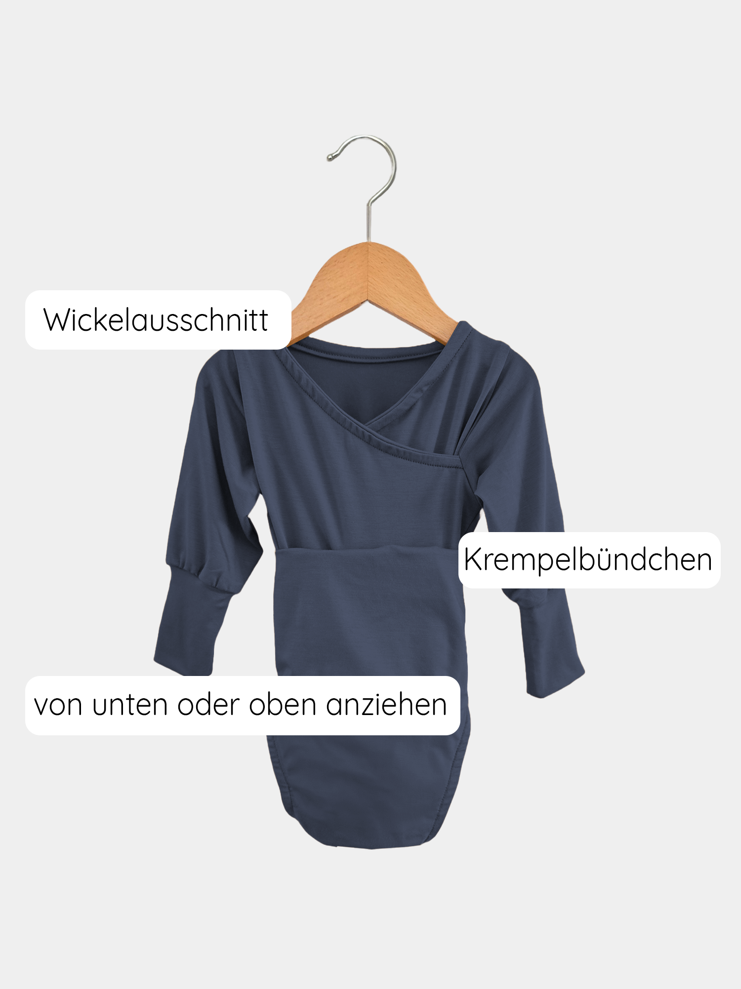 Loopbody Bambusviskose - Blaubeere auf einem Kleiderbügel; ein weicher, mitwachsender Babybody ohne Knöpfe, ideal zum Wickeln, mit einem einzigartigen Loop-Design für einfachen An- und Ausziehen.  Erstausstattung Baby und Baby Geschenk zur Geburt.