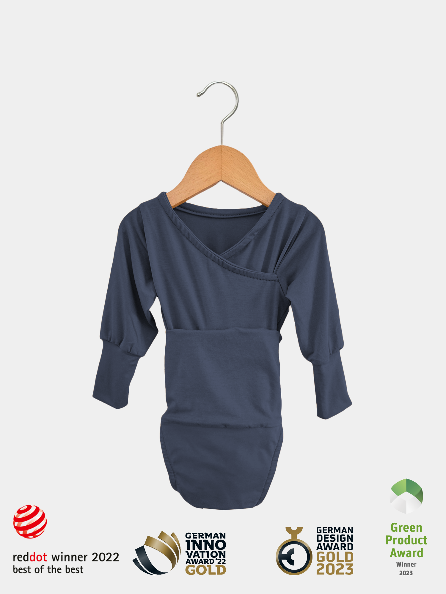 Loopbody Bambusviskose - Blaubeere: Ein blauer Babybody auf einem Holzbügel, aus atmungsaktiver, antibakterieller Bambus-Viskose, mitwachsende Passform für einfachen Windelwechsel. Baby Body für Erstausstattung Baby.