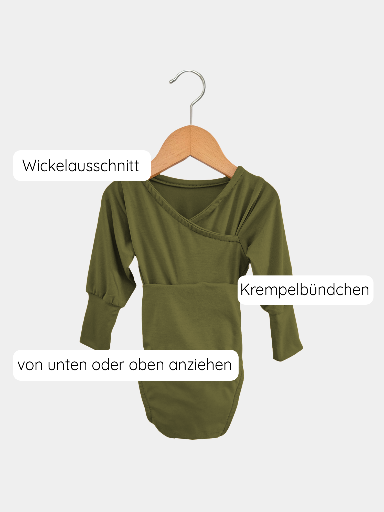 Loopbody Bambusviskose - Oliv auf einem Holzschaukel, ein grüner Babybody ohne Knöpfe, der durch seine elastische Form und das weiche Material auffällt, ideal für einfaches Wickeln und bequemen Tragekomfort.  Erstausstattung Baby und Baby Geschenk
