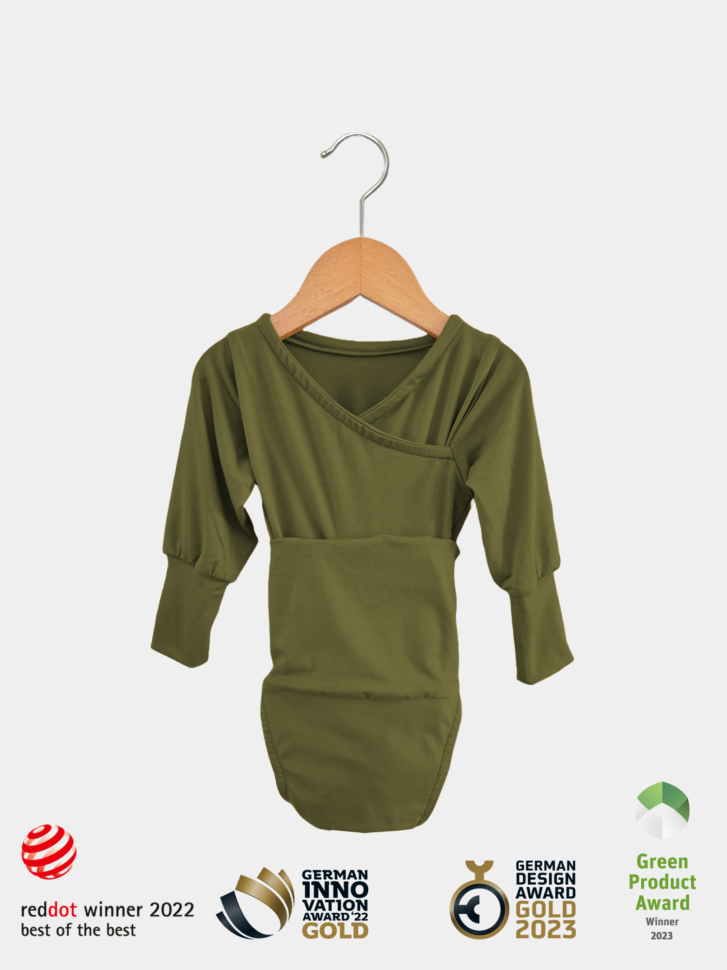 Loopbody Bambusviskose - Oliv: Ein grüner Babybody aus weichem, atmungsaktivem Bambusstoff, hängend auf einem Holzschwinger, ohne Knöpfe, bequem, mitwachsend und preisgekröntes Design.  Erstausstattung Baby und Baby Geschenk zur Geburt.