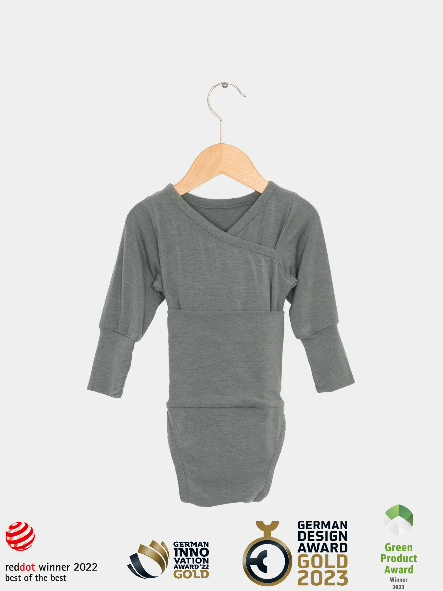 Loopbody Kaschmir-Mix - Taube: Graues, langärmliges Kimono-Babybody aus Kaschmir-Micromodal an Holzkleiderbügel, umgeben von preisgekrönten Logos, betont weichen Stoff und wachstumsfreundliches Design.