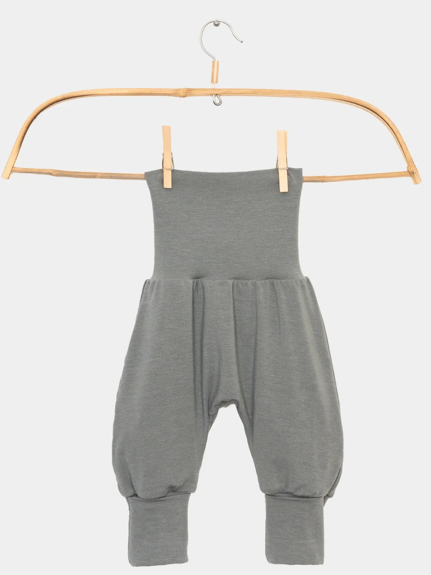 Babyknicker Kaschmir-Mix - Taube: Graue Haremhose für Babys mit hohem Klappbündchen und umklappbaren Fußbündchen, an einem Holzkleiderbügel mit kleinen Wäscheklammern hängend.