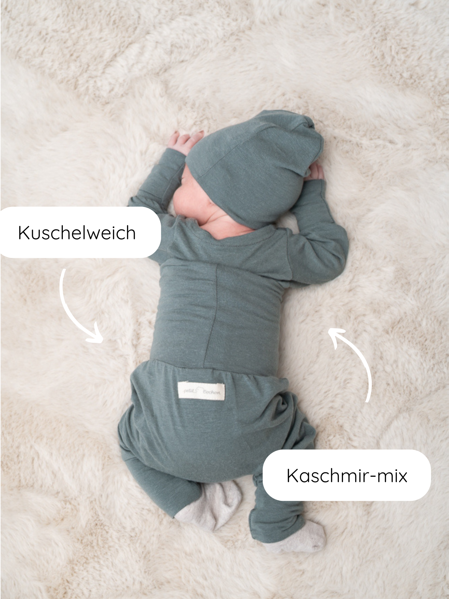Neugeborenes in Babyknicker Kaschmir-Mix - Taube, weich und atmungsaktiv, auf flauschiger Decke liegend. Kuschelweich und mitwachsend, mit praktischen Klappbündchen für warme Füße. Ideal für die ersten Wochen.