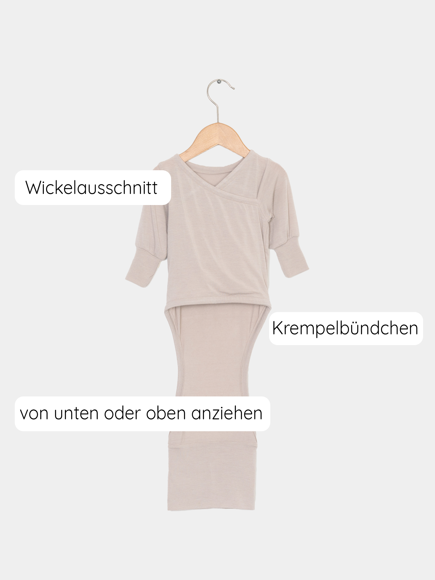 Loopbody Kaschmir-Mix - Sand: Langarmbody ohne Knöpfe auf Holzbügel. Supersoft, atmungsaktiv, mit wachsendem Design und patentiertem Loop für einfaches Anziehen. Ideal für Babys bis zu einem Jahr.