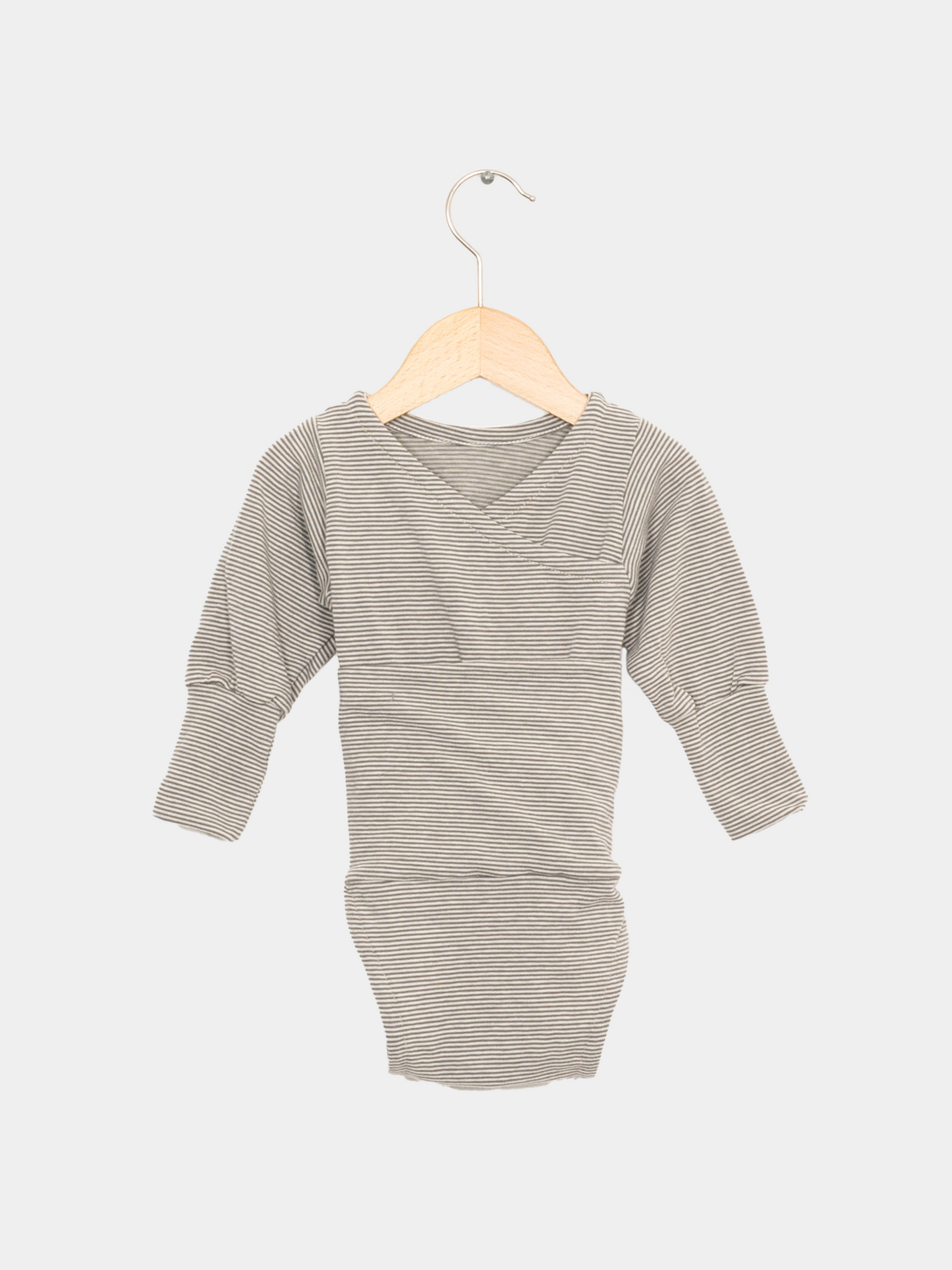 Langärmeliger Loopbody Bio-Baumwolle - Ringel Maus mit kimonoartigem Ausschnitt, aufgehängt an einem Holzbügel. Nachhaltig aus weicher Bio-Baumwolle, geeignet für Jungen und Mädchen.