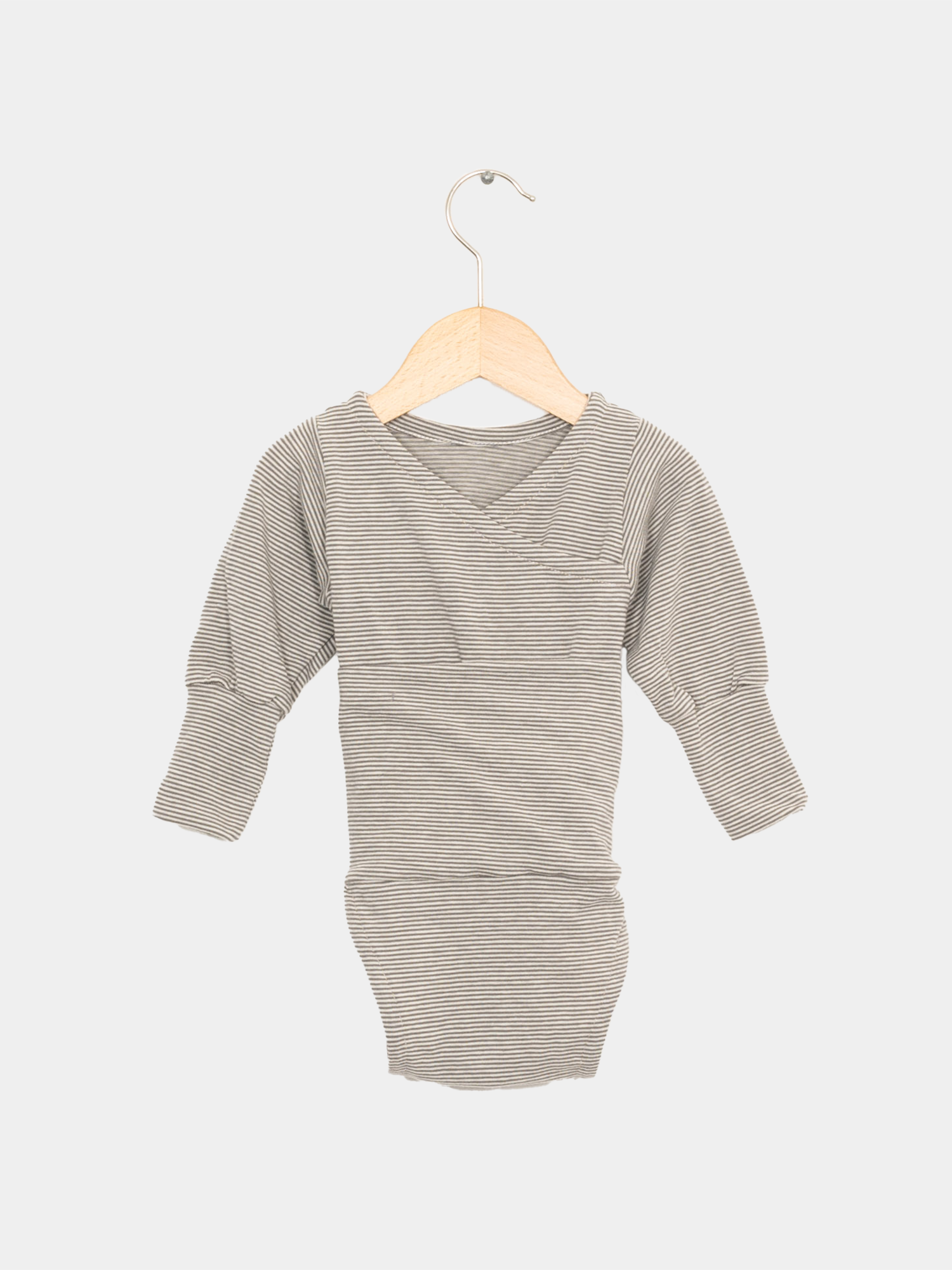 Langärmeliger Loopbody Bio-Baumwolle - Ringel Maus mit kimonoartigem Ausschnitt, aufgehängt an einem Holzbügel. Nachhaltig aus weicher Bio-Baumwolle, geeignet für Jungen und Mädchen.