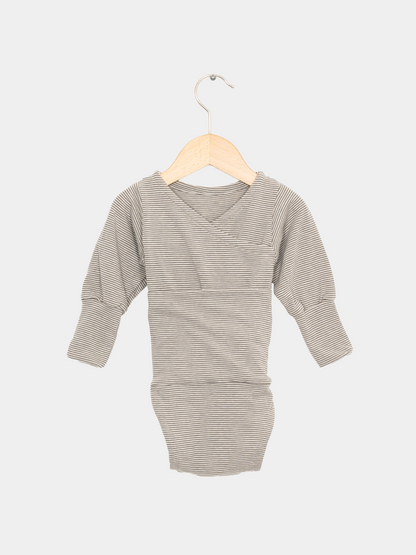 Langärmeliger Loopbody Bio-Baumwolle - Ringel Maus mit kimonoartigem Ausschnitt, aufgehängt an einem Holzbügel. Nachhaltig aus weicher Bio-Baumwolle, geeignet für Jungen und Mädchen.