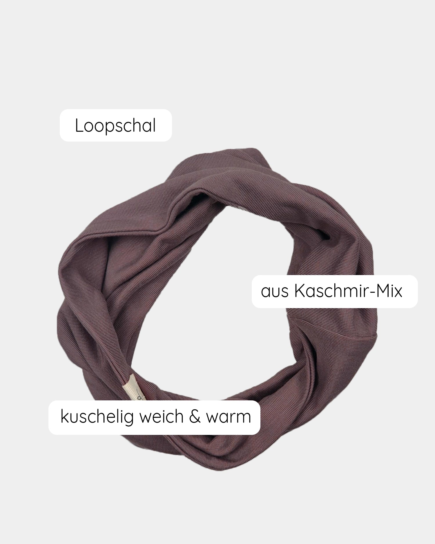 Loopschal Kaschmir-Mix -Malve aus weichem Material, mit weißem Text auf braunem Hintergrund, ideal für kalte Tage. Handgenäht in Berlin, bietet er Stil und Komfort für Kinder und Erwachsene.