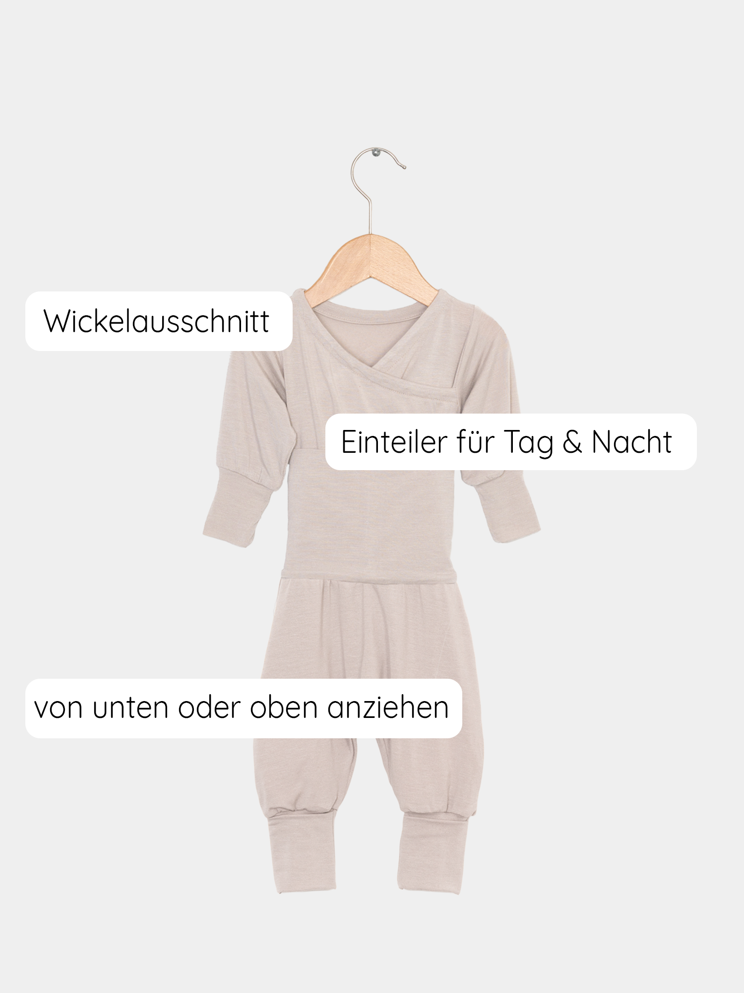 Loopstrampler Kaschmir-Mix - Sand: Supersoftes Babystrampler ohne Knöpfe aus Kaschmir-Micromodal, mit Loops am Bauch und umklappbaren Bündchen, die als Socken dienen. Perfekt für Babys Komfort und Bewegungsfreiheit.