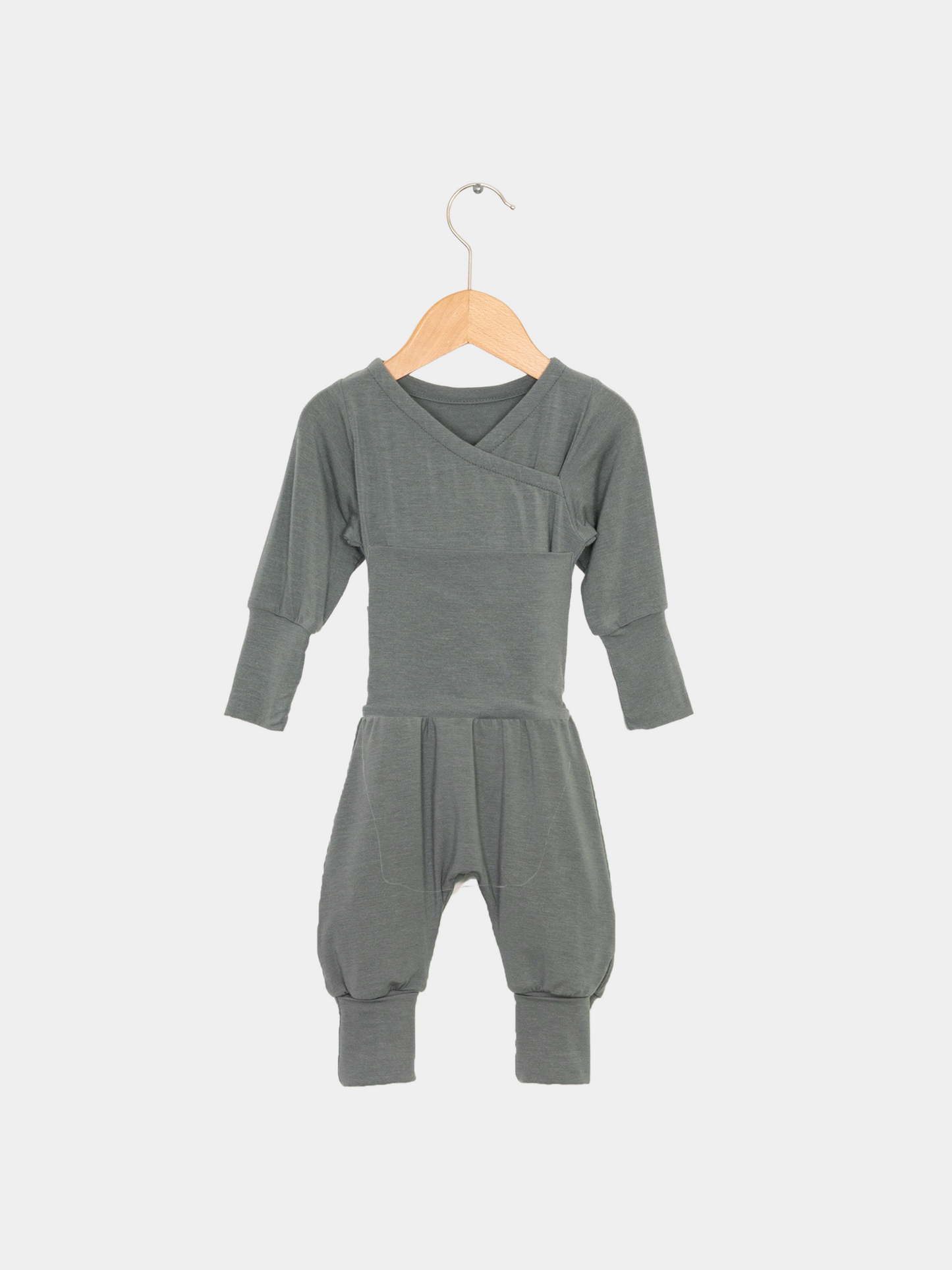 Loopstrampler Kaschmir-Mix - Taube: Supersoftes, knopf- und nahtloses Baby-Strampler-Design mit umklappbaren Bündchen und einzigartigem Loop für einfaches Wickeln und Wärme, gefertigt aus atmungsaktivem Kaschmir-Micromodal-Mix.