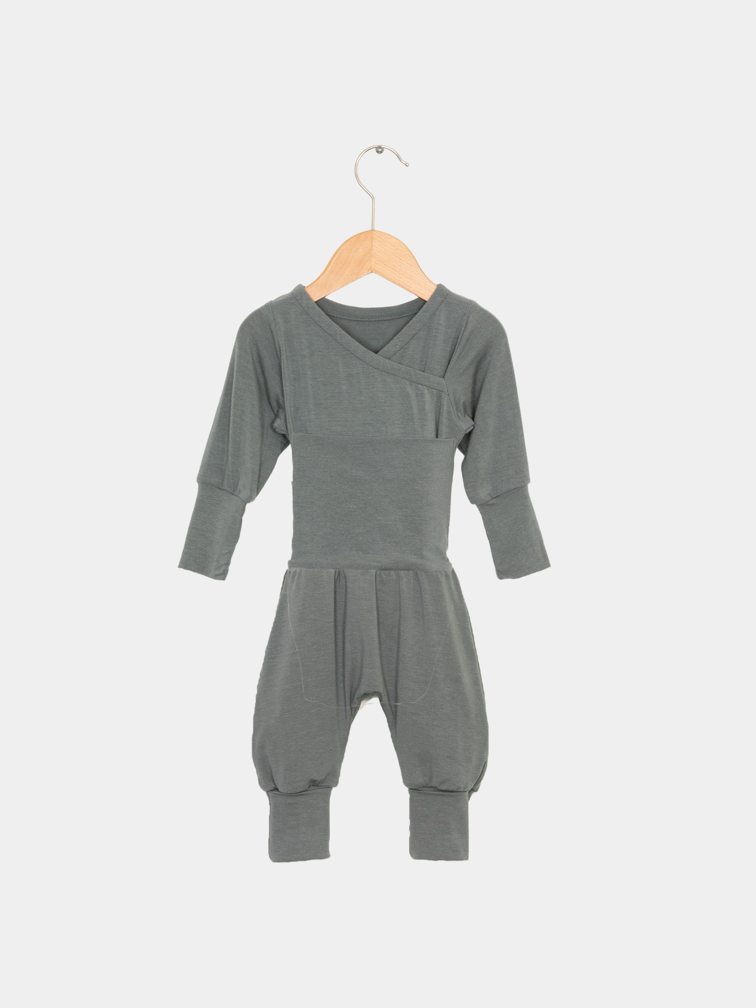 Loopstrampler Kaschmir-Mix - Taube: Supersoftes, knopf- und nahtloses Baby-Strampler-Design mit umklappbaren Bündchen und einzigartigem Loop für einfaches Wickeln und Wärme, gefertigt aus atmungsaktivem Kaschmir-Micromodal-Mix.