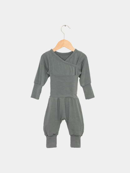 Loopstrampler Kaschmir-Mix - Taube: Supersoftes, knopf- und nahtloses Baby-Strampler-Design mit umklappbaren Bündchen und einzigartigem Loop für einfaches Wickeln und Wärme, gefertigt aus atmungsaktivem Kaschmir-Micromodal-Mix.