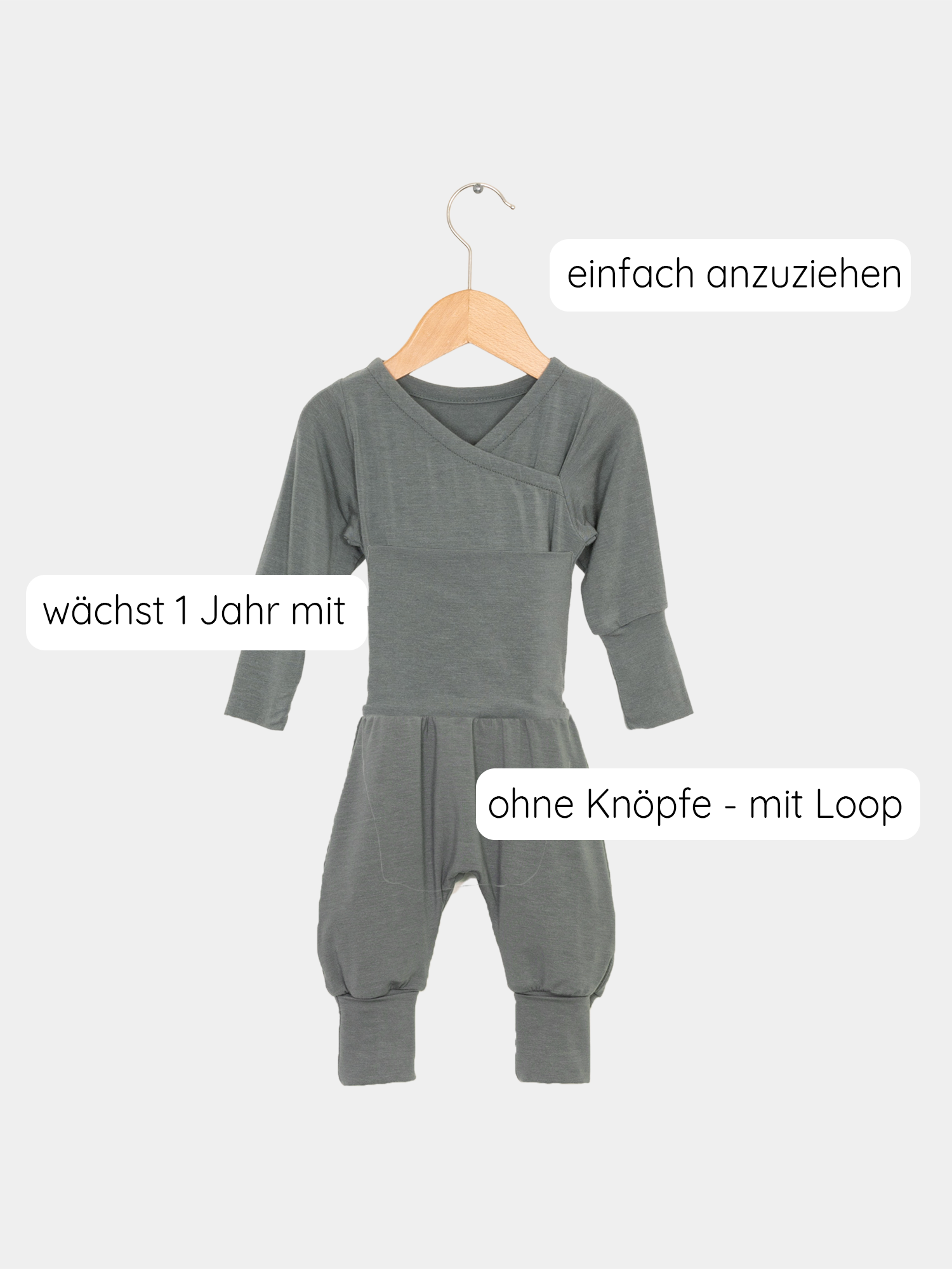Loopstrampler Kaschmir-Mix - Taube: Ein babyfreundlicher, supersofter Strampler ohne Knöpfe, mit umklappbaren Bündchen, der durch einen Loop am Bauch Wärme bietet und bequemes An- und Ausziehen ermöglicht.