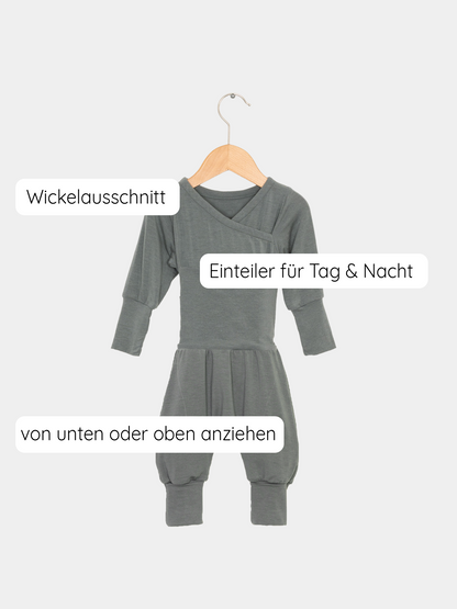 Loopstrampler Kaschmir-Mix - Taube: Weicher, knopf- und nahtloser Babystrampler mit einzigartigem Loop am Bauch, umklappbaren Bündchen und cleverem Wickelausschnitt. Optimal für Komfort und Bewegungsfreiheit.