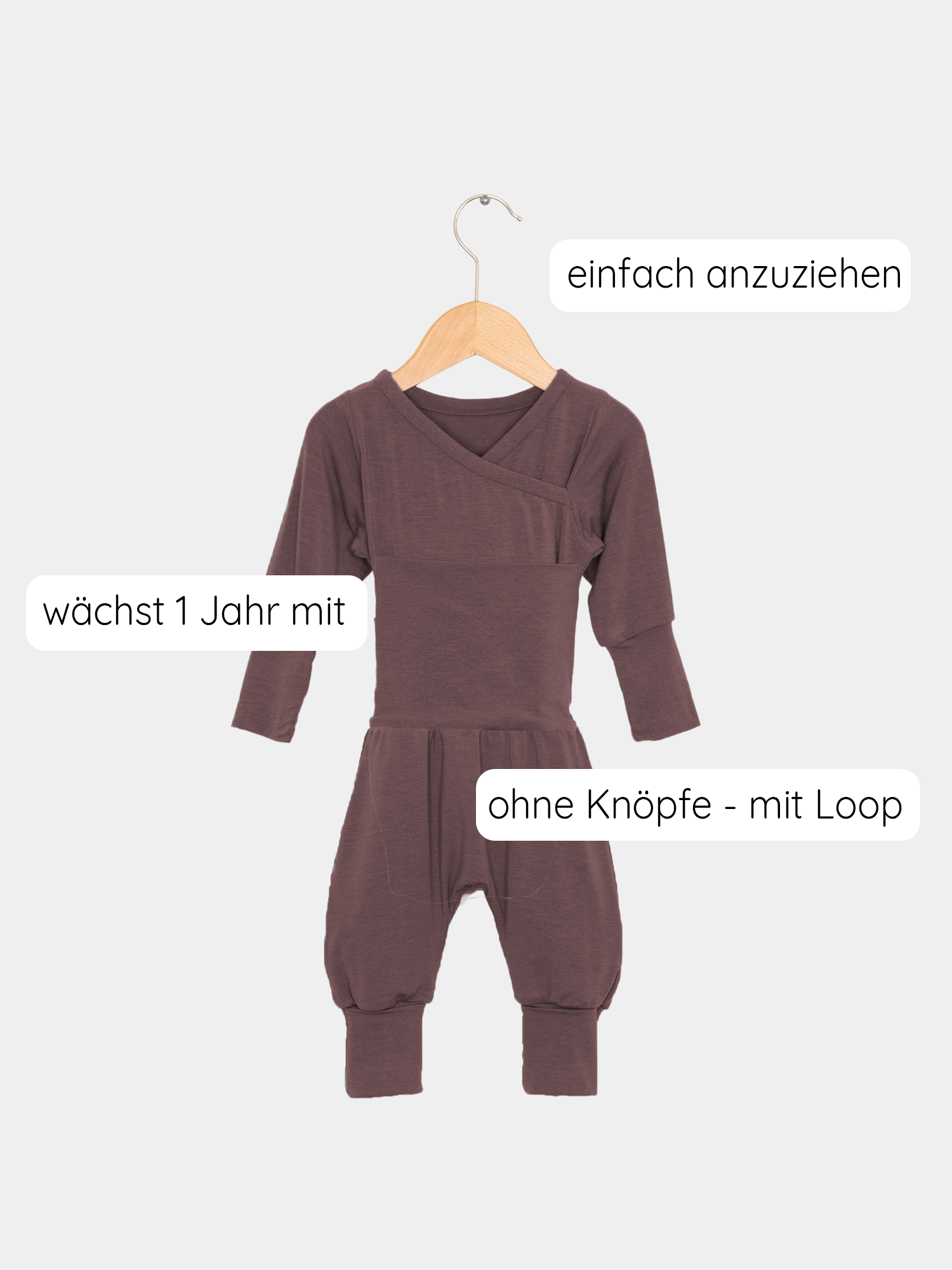 Loopstrampler Kaschmir-Mix - Malve: Supersofter, knopf- und nahtloser Babystrampler mit umklappbaren Bündchen als Socken, einzigartigem Loop am Bauch und cleverem Wickelausschnitt für einfaches An- und Ausziehen.