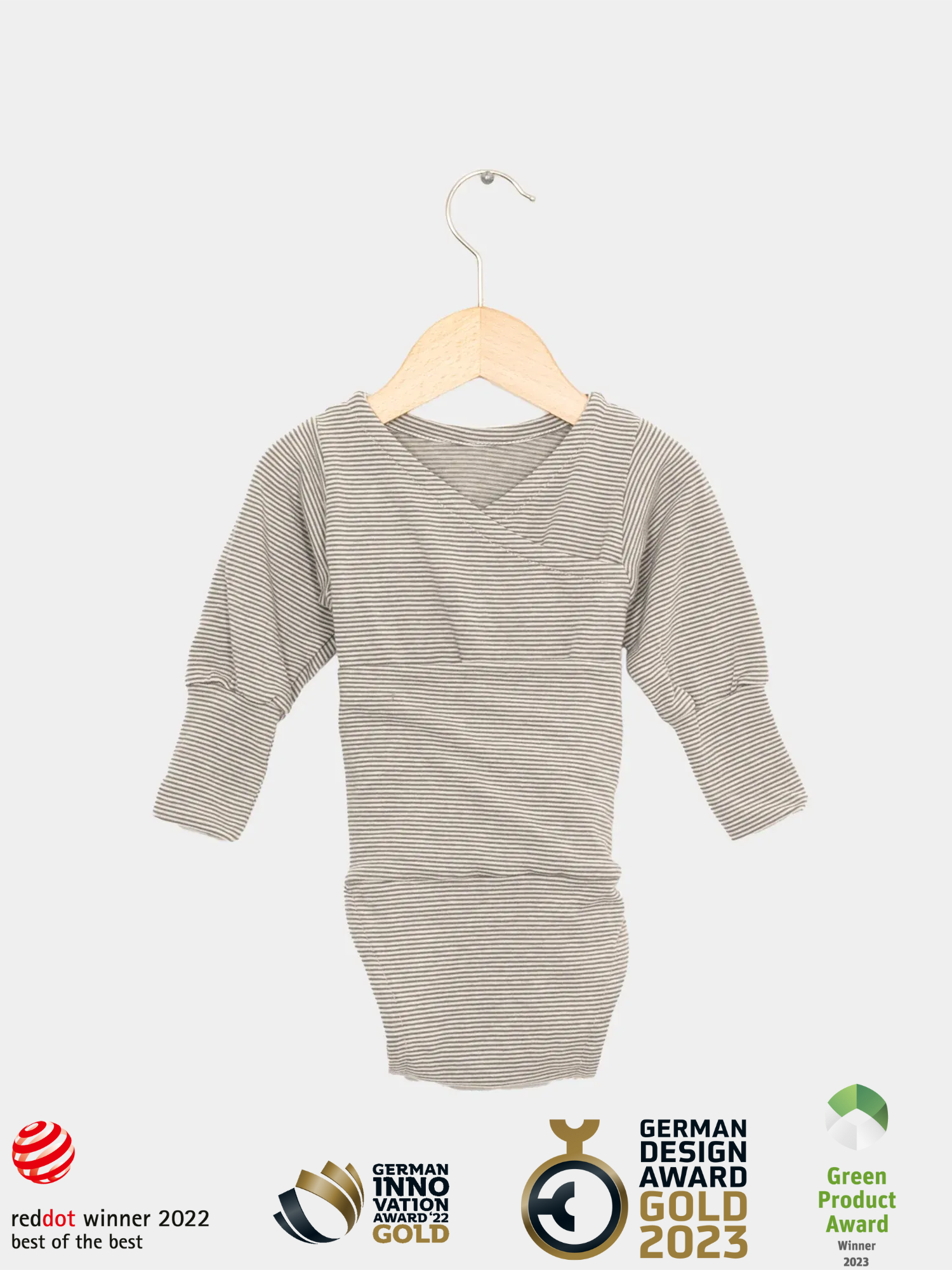 Loopbody Bio-Baumwolle - Ringel Maus: Ein langärmeliger Babybody mit überkreuztem Frontdesign aus fein gestreiftem Stoff, präsentiert auf einem Holzbügel. Ausgezeichnet mit vier renommierten Preisen für Design und Nachhaltigkeit.