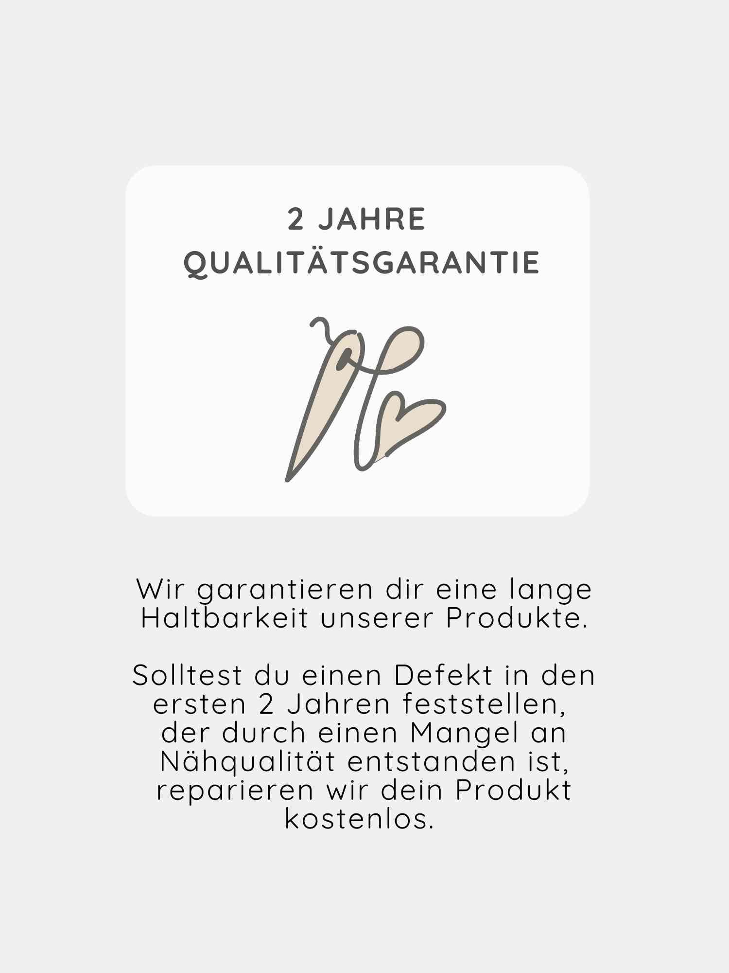 Loopbody Kaschmir-Mix - mitwachsender Babybody - Zimt: Zwei Jahre Qualitätsgarantie, Nadel und Herzfaden-Illustration symbolisieren die Langlebigkeit und Reparaturservice bei Nähfehlern, stilvoll und funktional für Babys gestaltet.