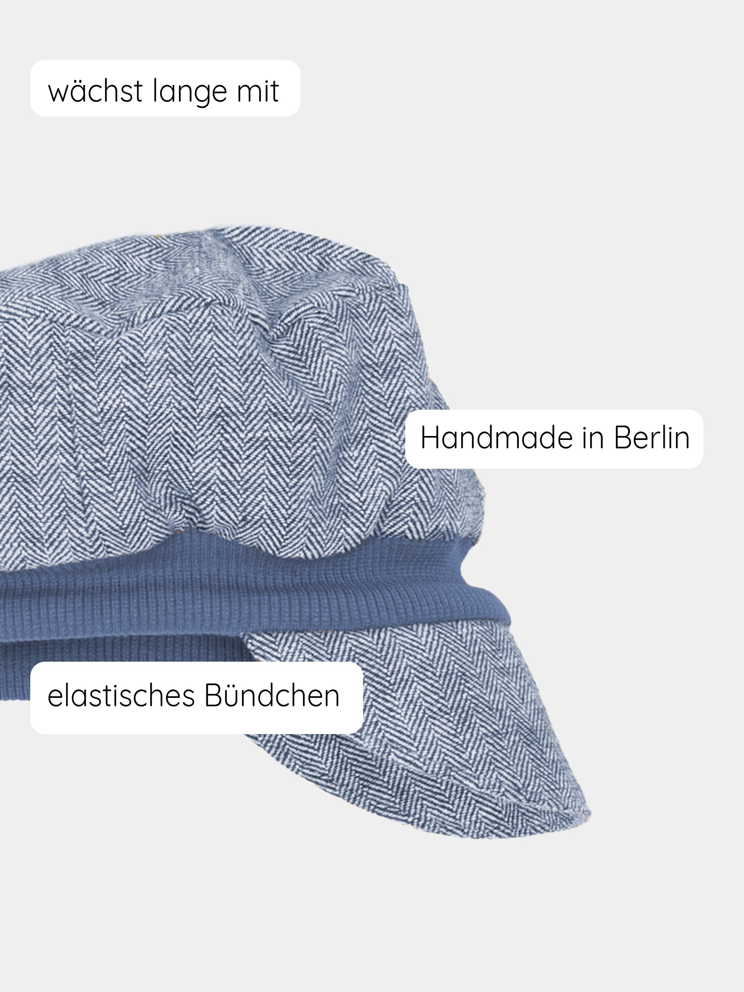 Michelmütze Fischgrat Blaubeere: Nahaufnahme einer blauen Fischgrat-Mütze mit weißem Text, gefertigt aus einem Leinen-Baumwoll-Mix. Ideal für Alltag und Feste, mit elastischem Bündchen für angenehmen Sitz.