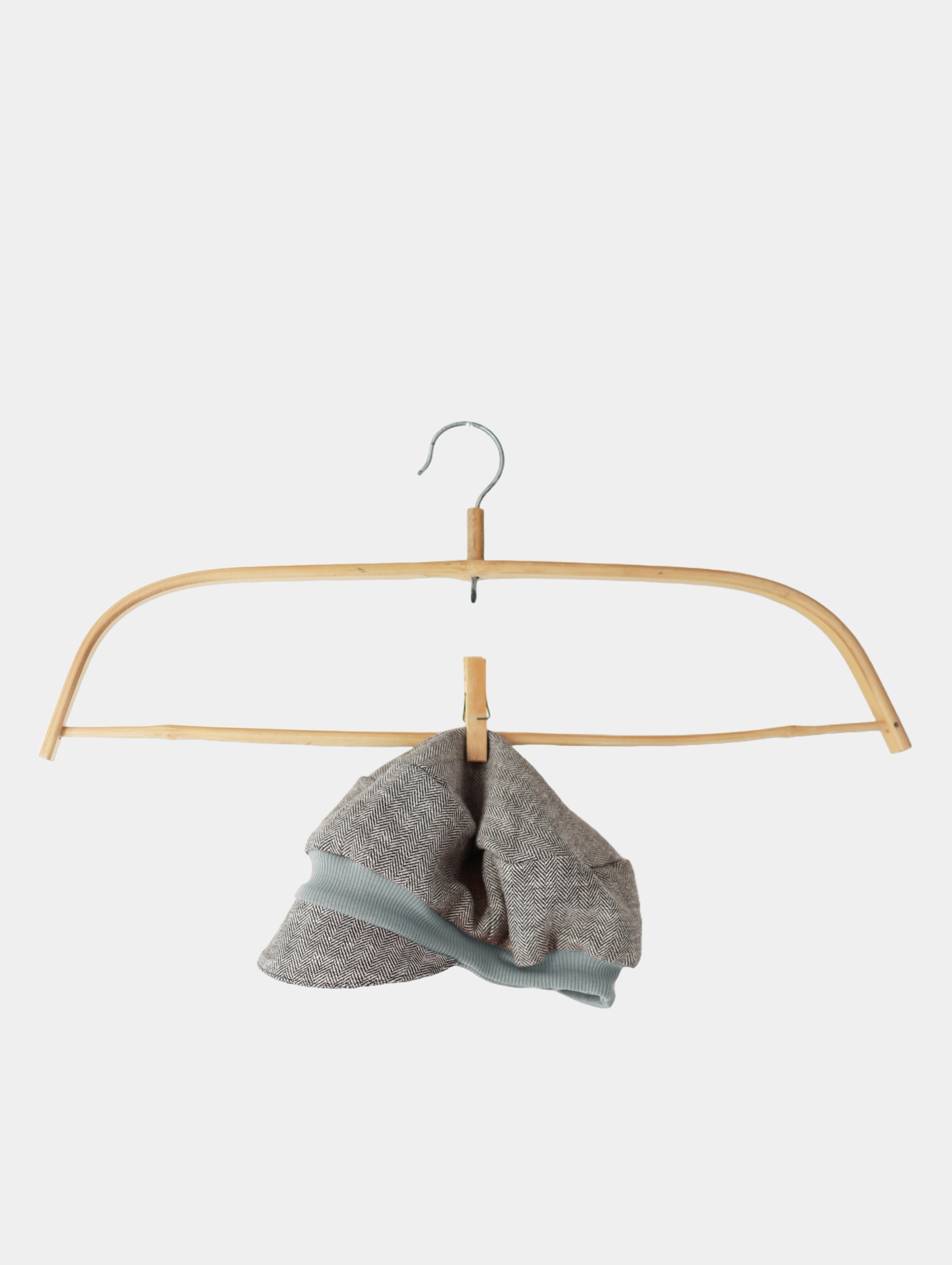 Michelmütze Fischgrat - Aqua auf einem Kleiderbügel präsentiert, mit markantem Fischgratmuster, kombiniert aus Leinen-Baumwoll-Mix, ideal für diverse Anlässe, umweltfreundlich aus Textilresten gefertigt, elastisches Bündchen für optimalen Sitz.