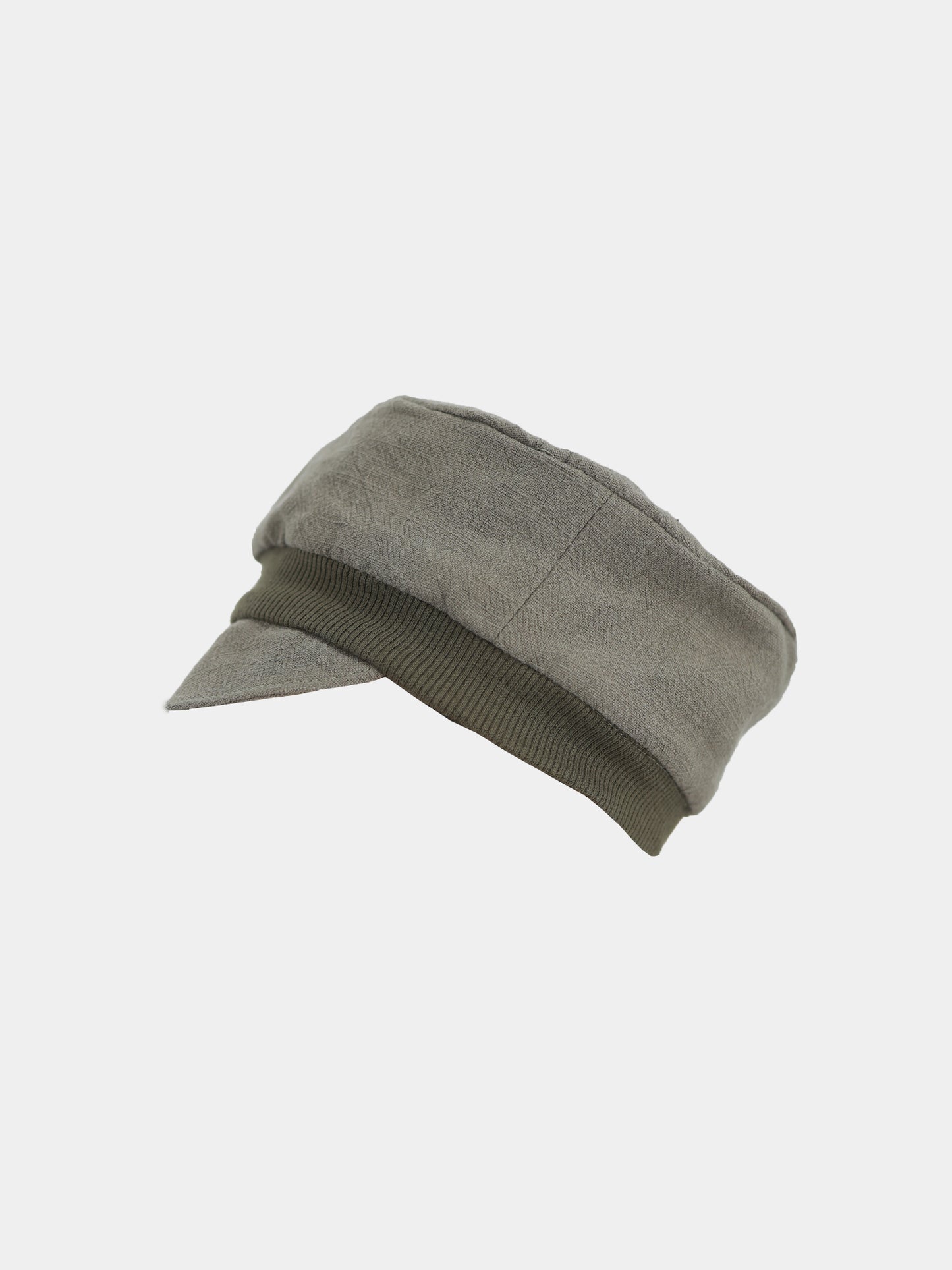 Die Michelmütze Leinen - Oliv ist eine weiche, stoffene Kappe im Cadetstil mit kurzem, steifem Visier und geripptem Band an der Basis, perfekt für modische und bequeme Kopfbedeckung.