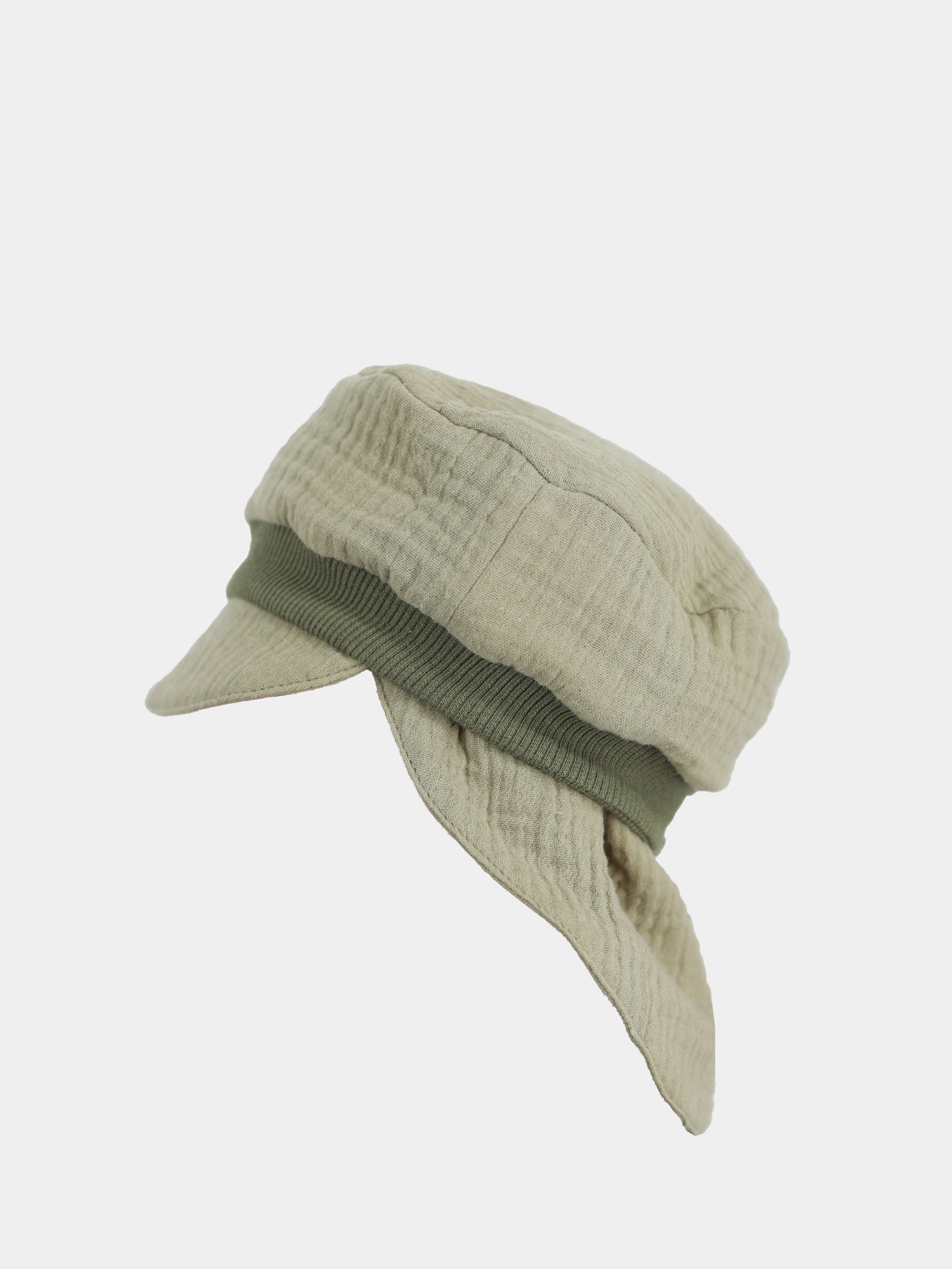 Die Michelmütze Musselin mit Nackenschutz - Puder: Eine weiche, gesteppte Mütze mit kurzem Schirm und elastischem Bund, ergänzt durch einen langen Nackenschutz, ideal für sommerlichen Sonnenschutz.