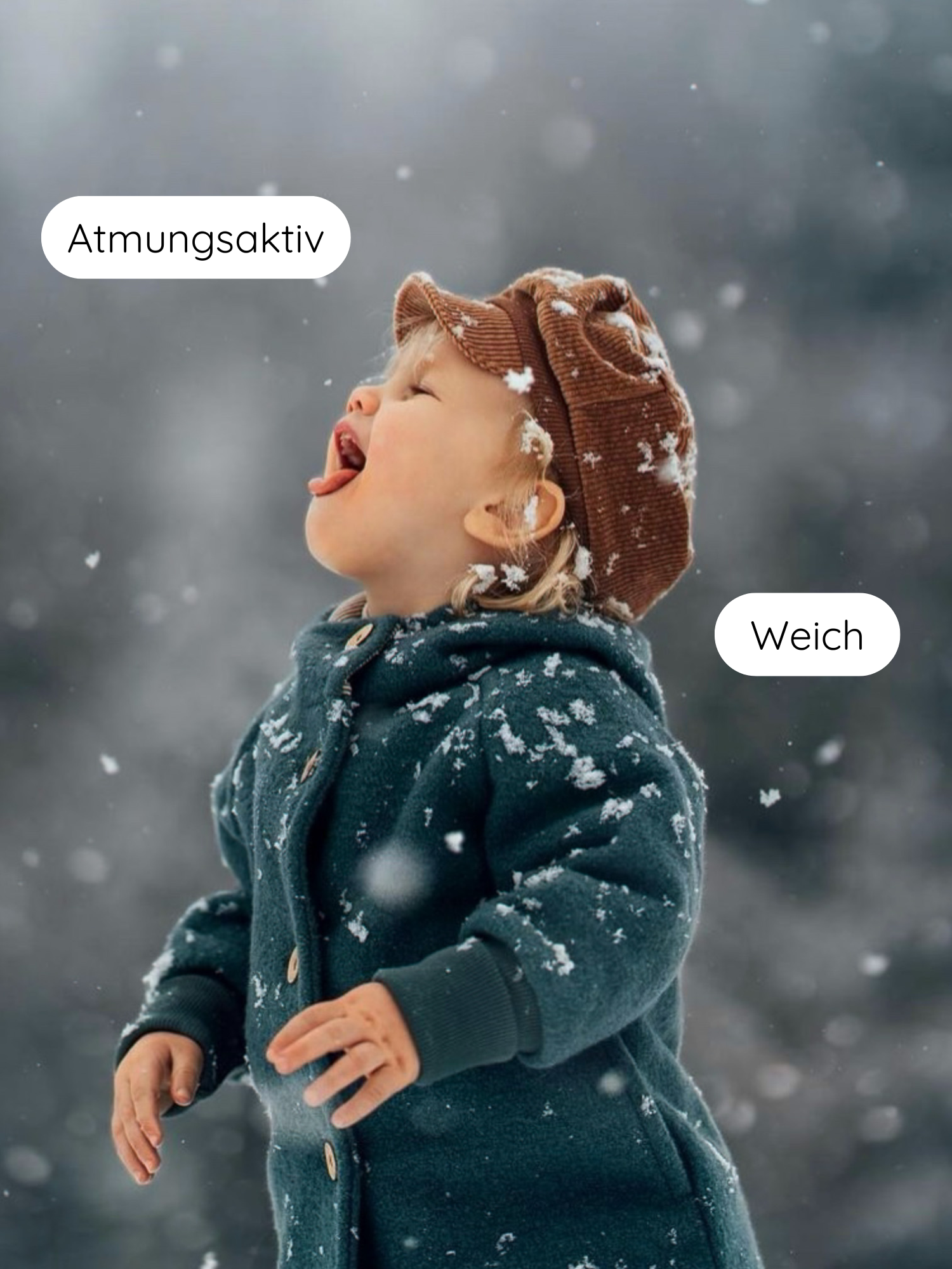 Kleinkind im Schnee mit Michelmütze Breitcord Stretch - Weizen; Kopf zurückgelegt, Schnee fangend. Mütze mit kleinem Schirm und Zugband, atmungsaktiv und weich, ideal für Outdoor-Abenteuer.