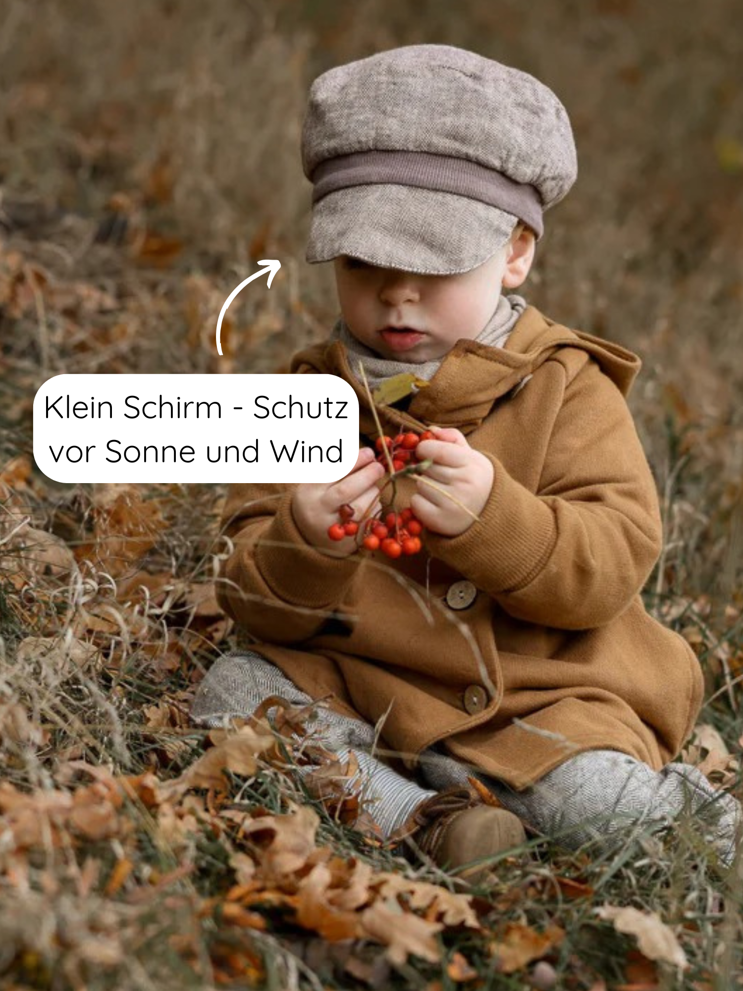 Kleinkind mit Michelmütze Fischgrat Maus, untersucht Zweig mit roten Beeren. Mütze mit kleinem Schirm schützt vor Sonne und Wind, ideal für Übergangszeit, handgefertigt in Berlin.