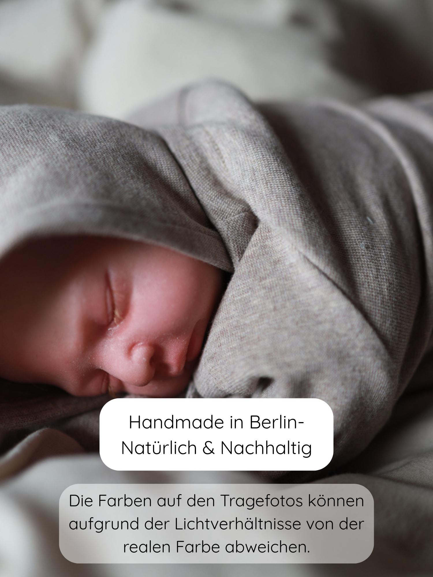 Nahaufnahme eines schlafenden Neugeborenen in einem weichen, melierten Feinstrick-Jersey Overall namens Mini Overall Feinstrick - Hafer Meliert, ideal für empfindliche Haut, handgefertigt in Berlin.