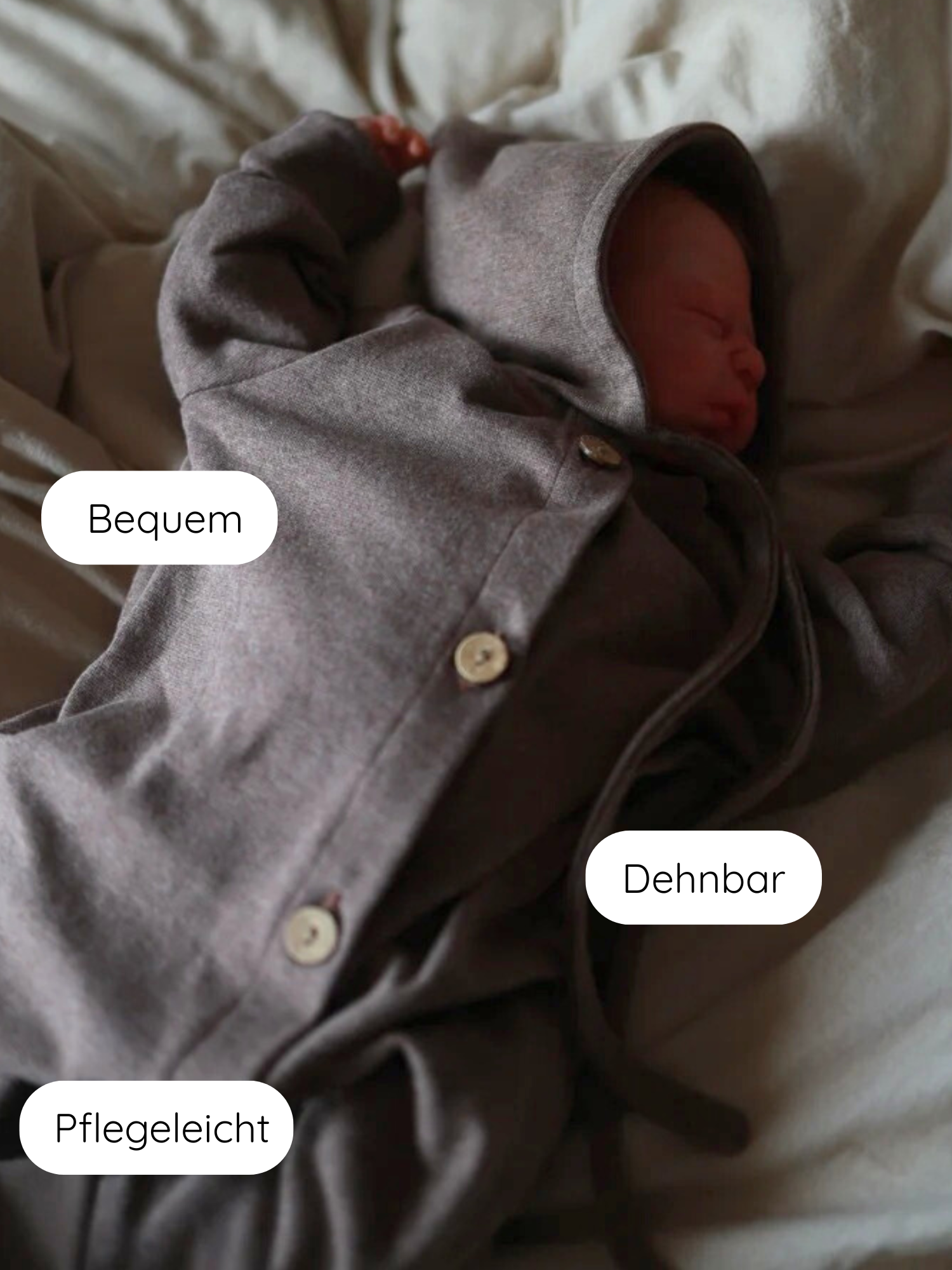 Schlafender Säugling im Mini Overall Feinstrick - Praline Meliert, einem bequemen, dehnbaren und pflegeleichten Einteiler mit Kapuze, der aus elastischem Feinstrick-Jersey für optimale Bewegungsfreiheit gefertigt ist.