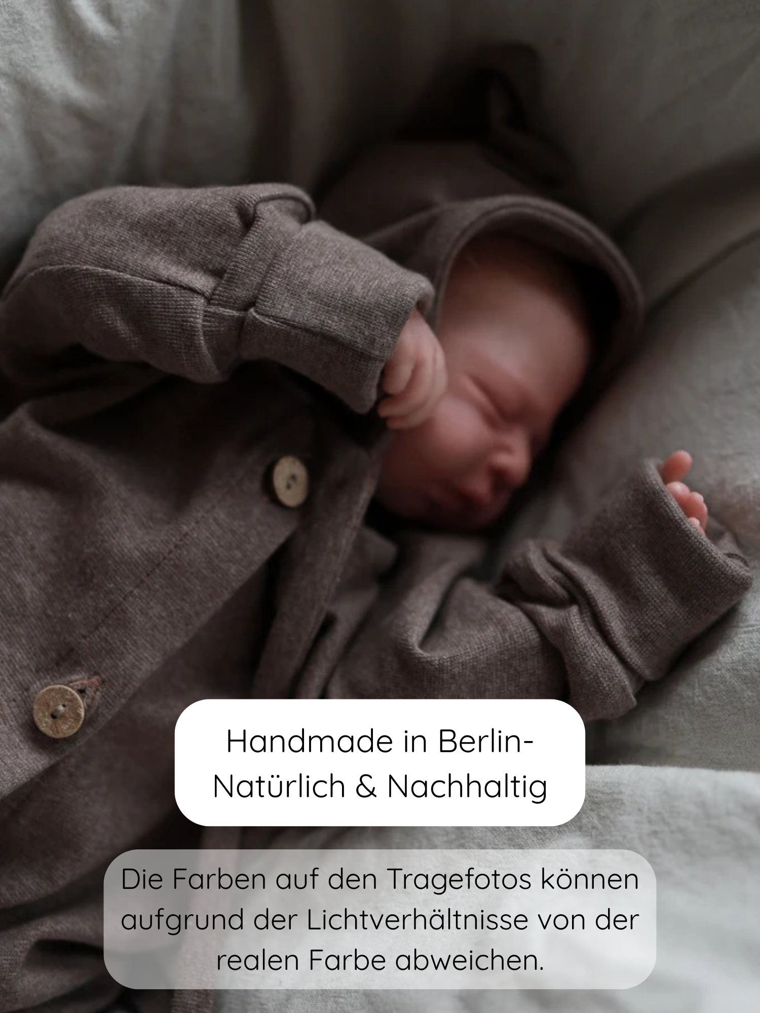 Neugeborenes in einem Mini Overall Feinstrick - Praline Meliert, aus weichem, meliertem Feinstrick-Jersey, schlafend in einem gepolsterten Nest. Handgefertigt in Berlin, nachhaltig und bequem für Spiel und Schlaf.