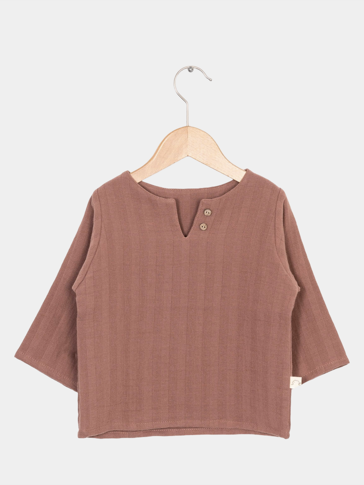 Hemdchen Bio-Musselin - Zimt, ein leichtes, luftiges Shirt aus Bio-Baumwolle, handgefertigt in Berlin. Vielseitig für Alltag und besondere Anlässe, mit großzügigem Schnitt für langes Mitwachsen.
