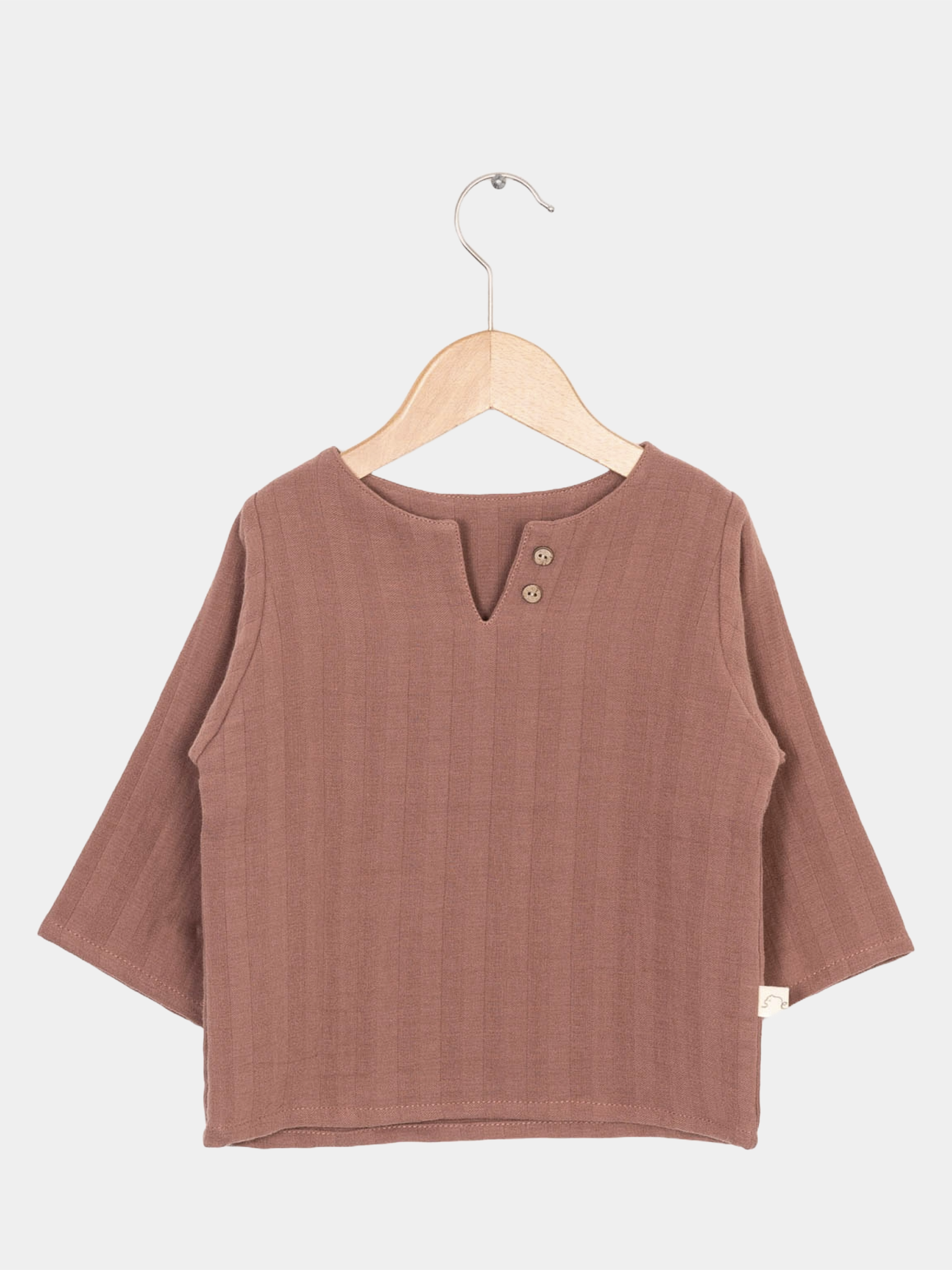 Hemdchen Bio-Musselin - Zimt, ein leichtes, luftiges Shirt aus Bio-Baumwolle, handgefertigt in Berlin. Vielseitig für Alltag und besondere Anlässe, mit großzügigem Schnitt für langes Mitwachsen.