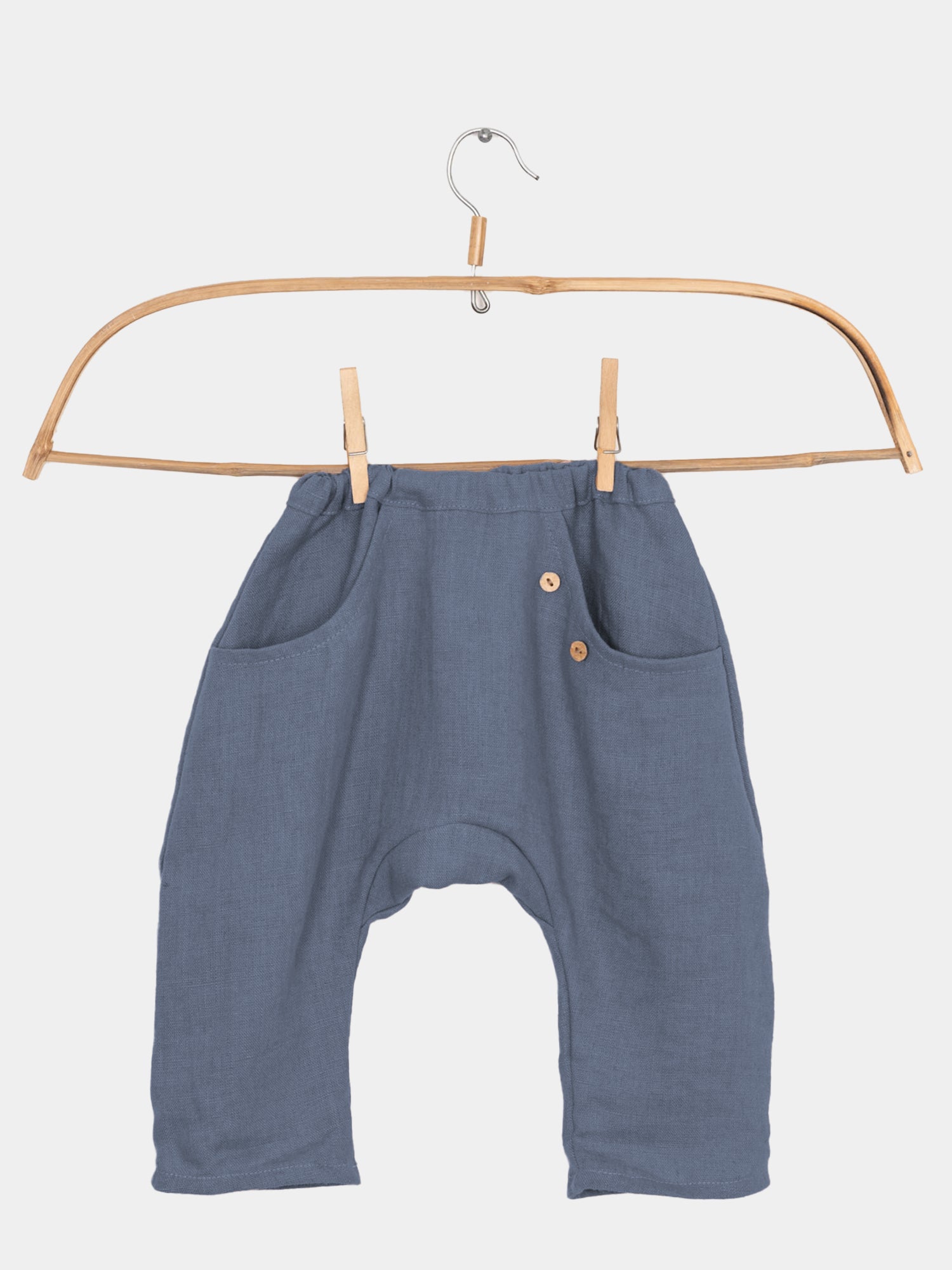 Sommerknicker Leinen in der Farbe Blaubeere von petit cochon, ideal für aktive Kinder, aus 100% Leinen, luftig und bequem.